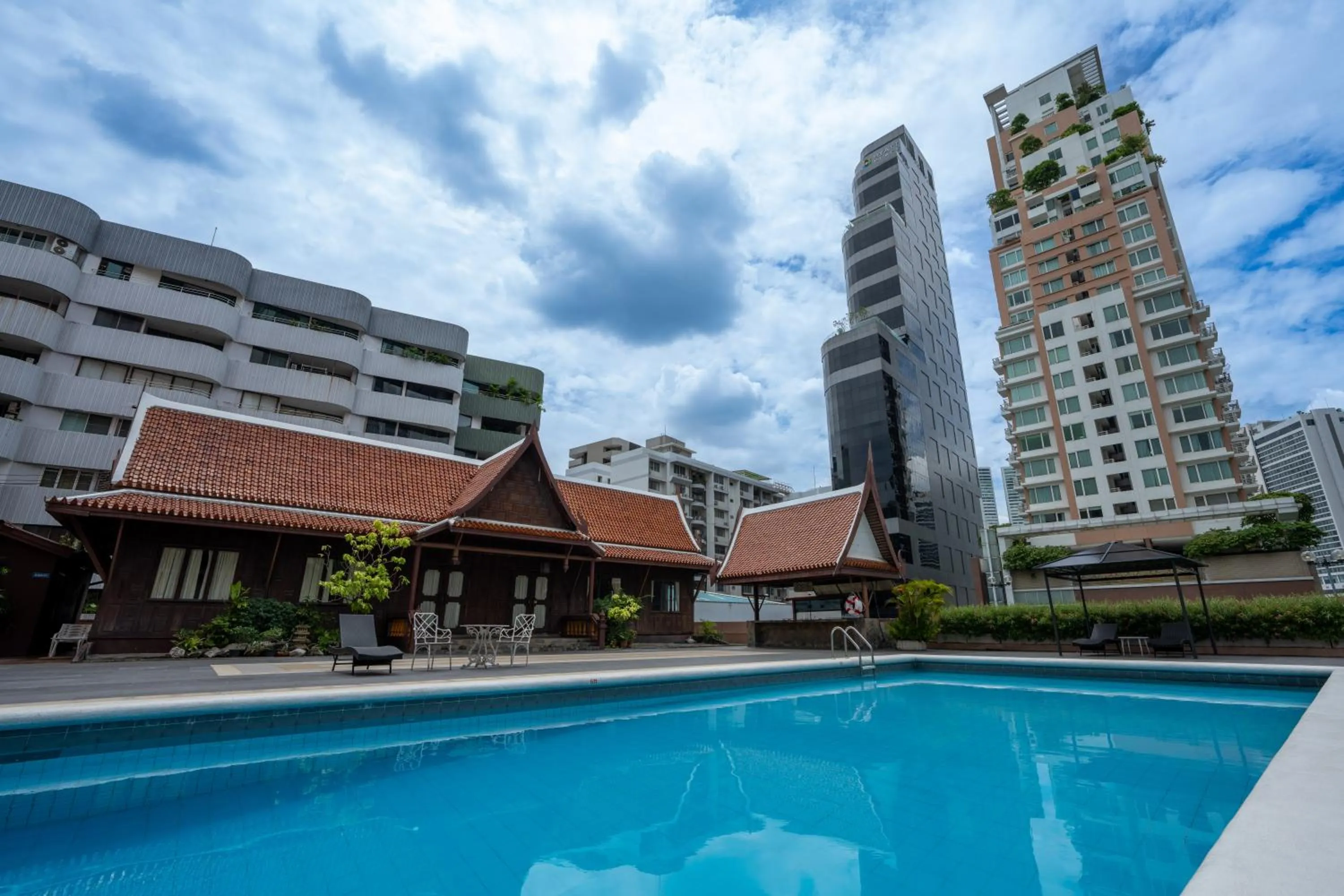 Swimming pool in Ariston Hotel Bangkok