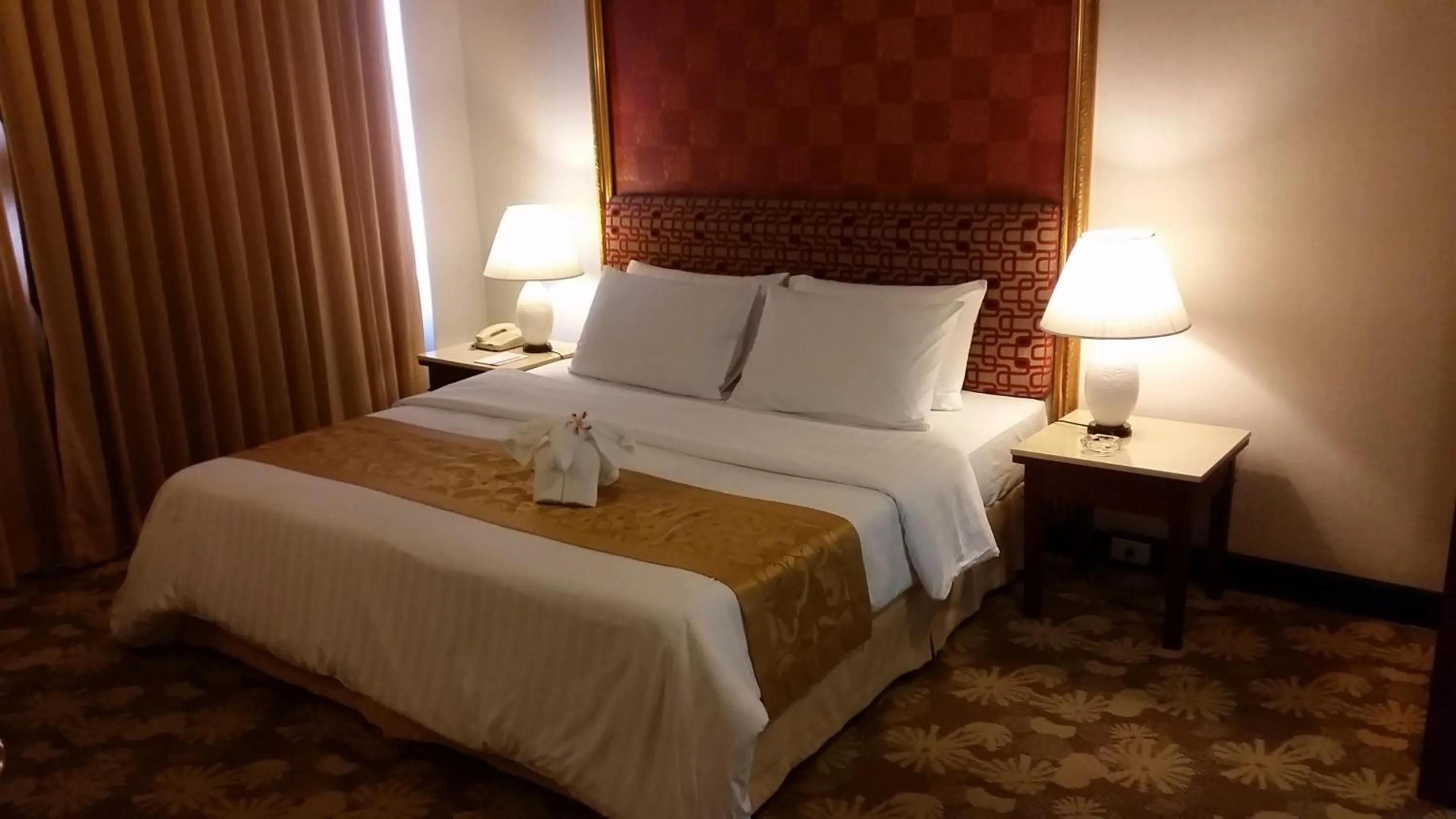 Photo of the whole room, Bed in Ariston Hotel Bangkok
