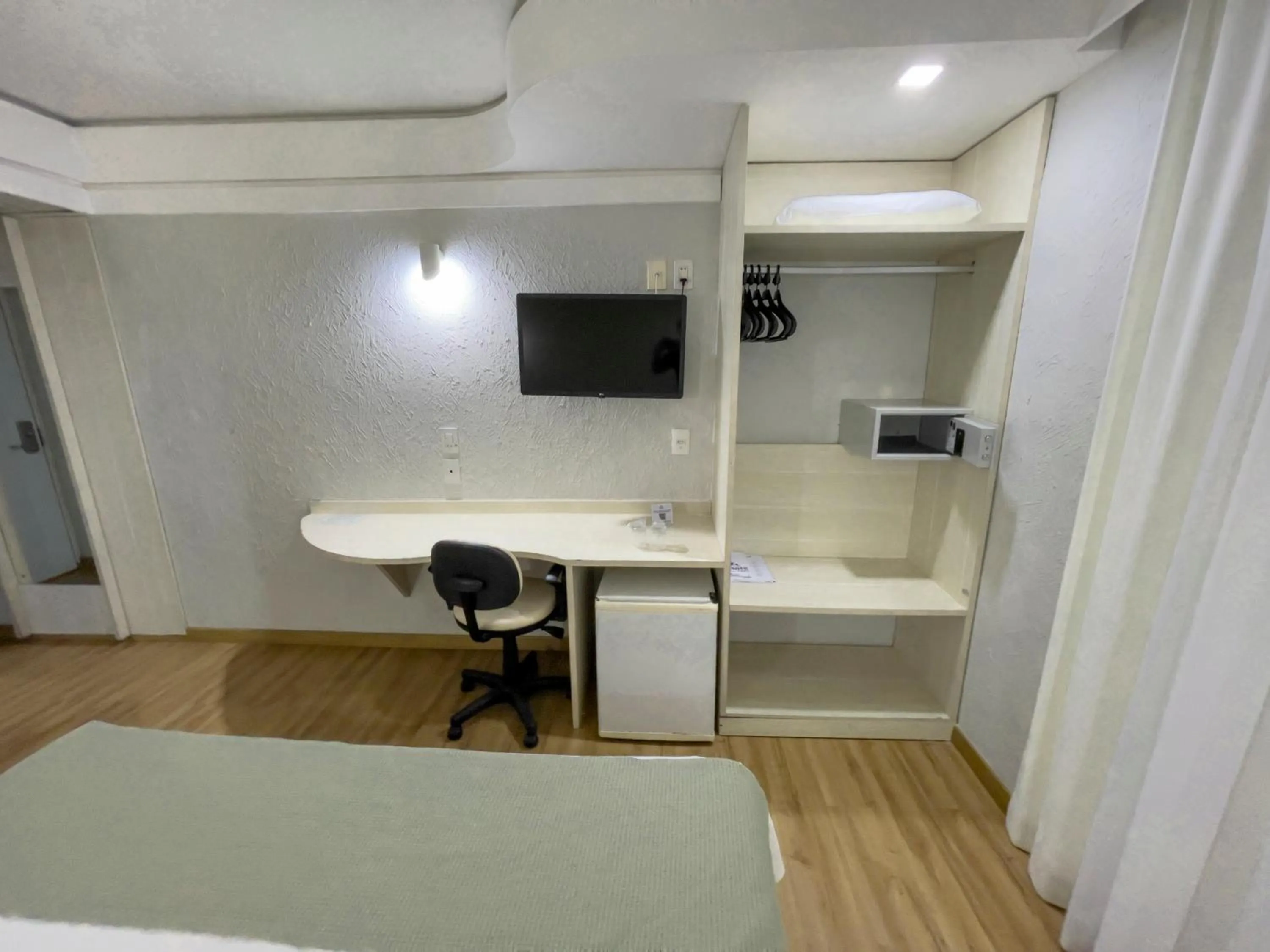 TV and multimedia in Marante Plaza Hotel