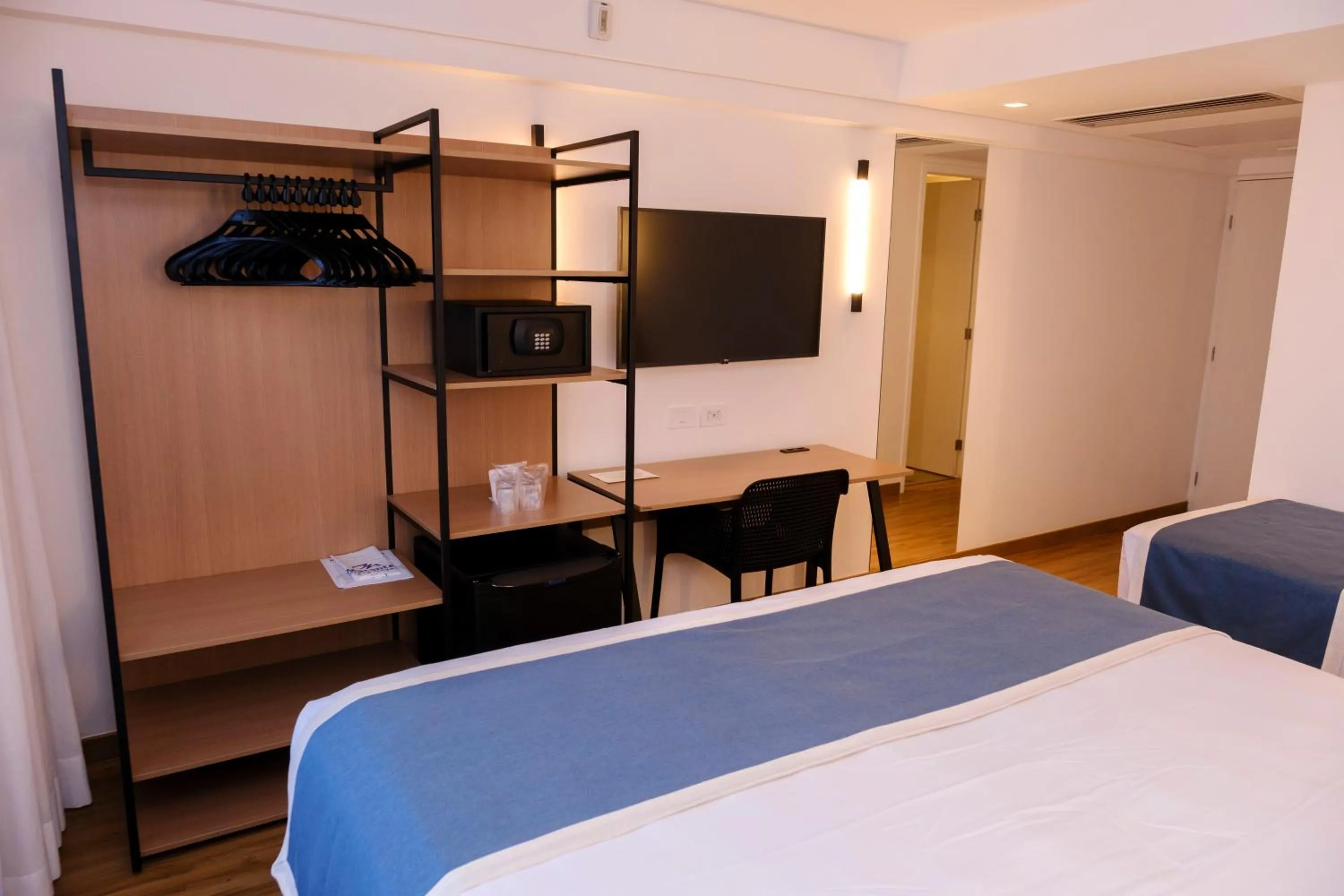 wardrobe, Bed in Marante Plaza Hotel