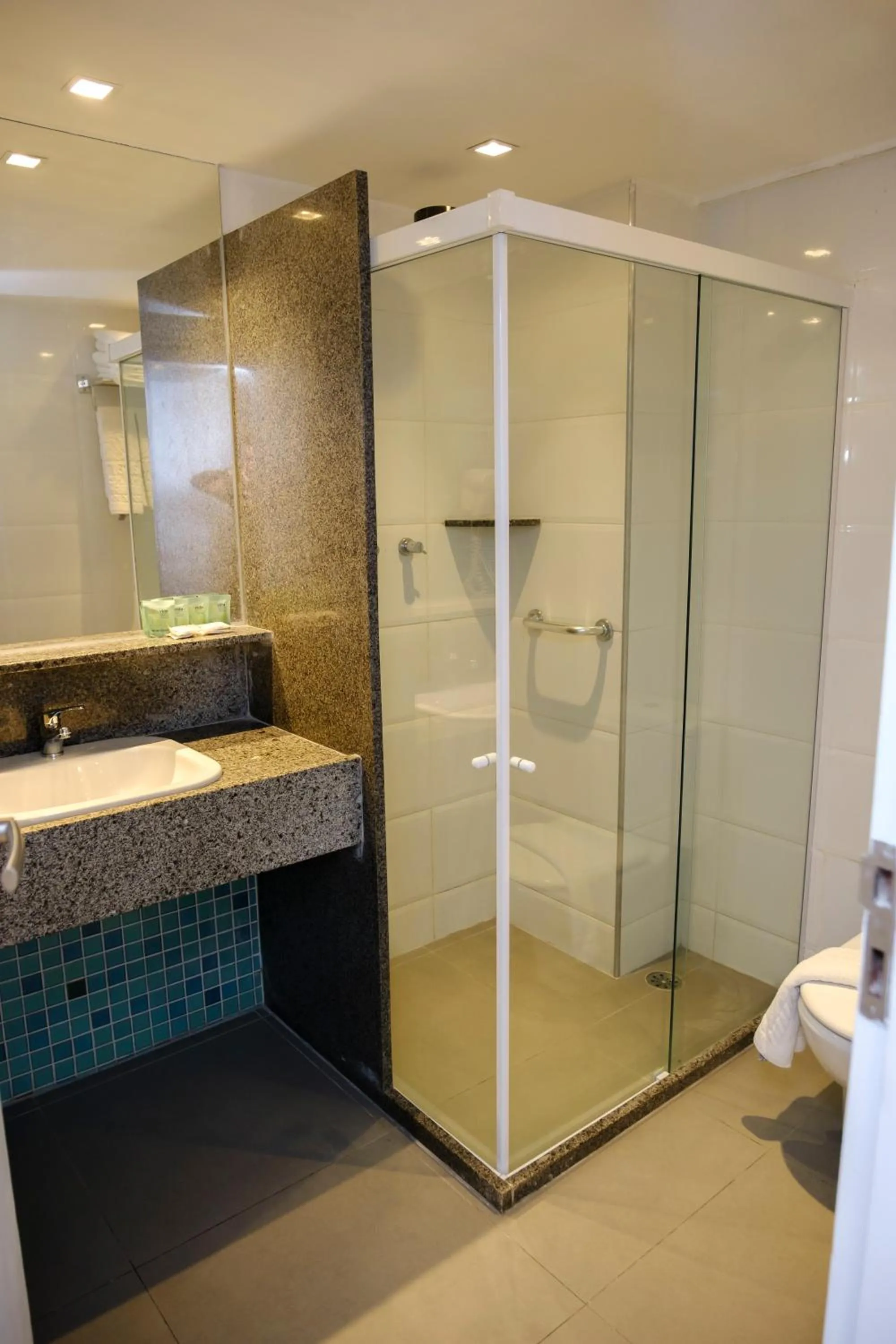 Bathroom in Marante Plaza Hotel