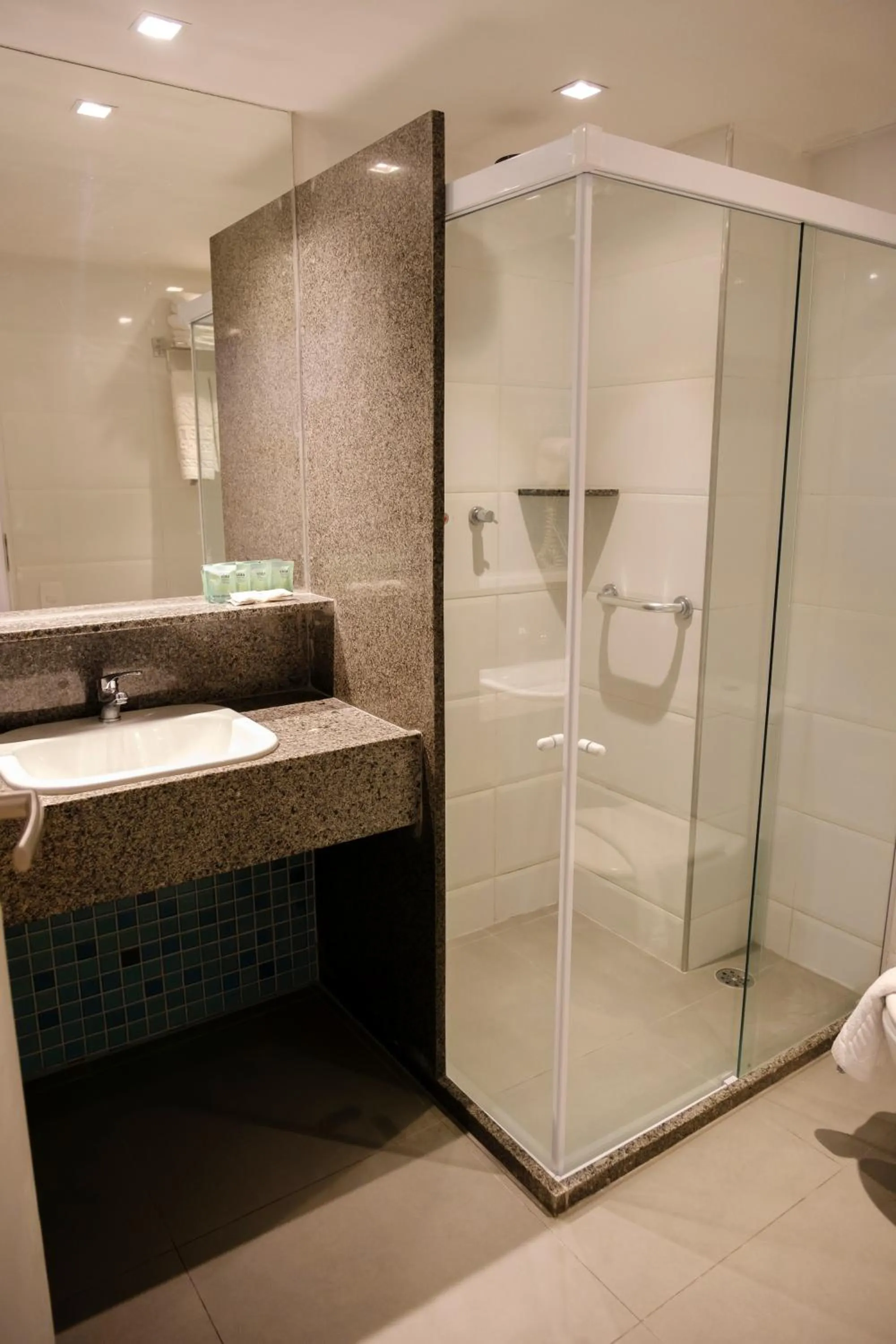 Bathroom in Marante Plaza Hotel