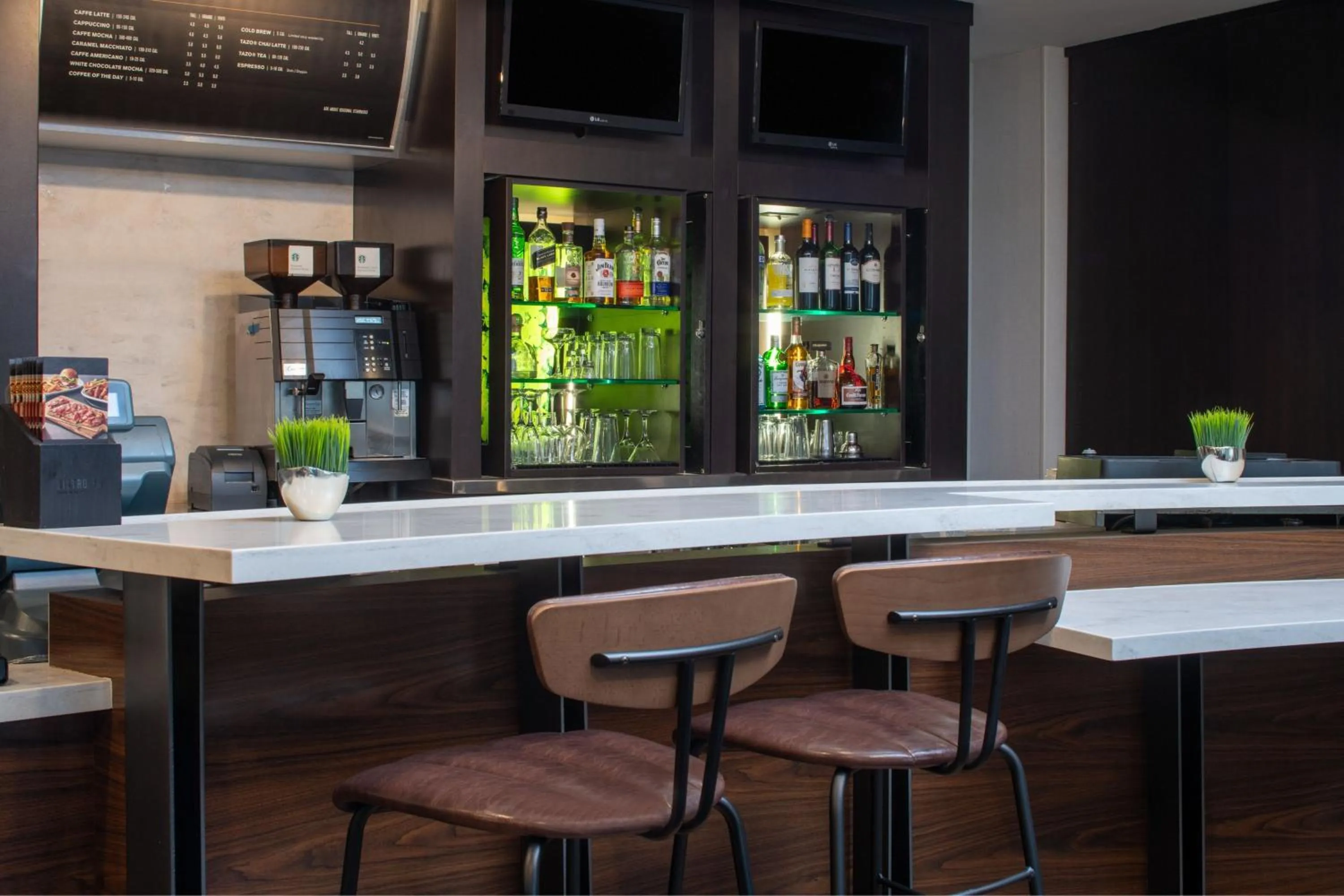 Lounge or bar in Courtyard by Marriott Decatur