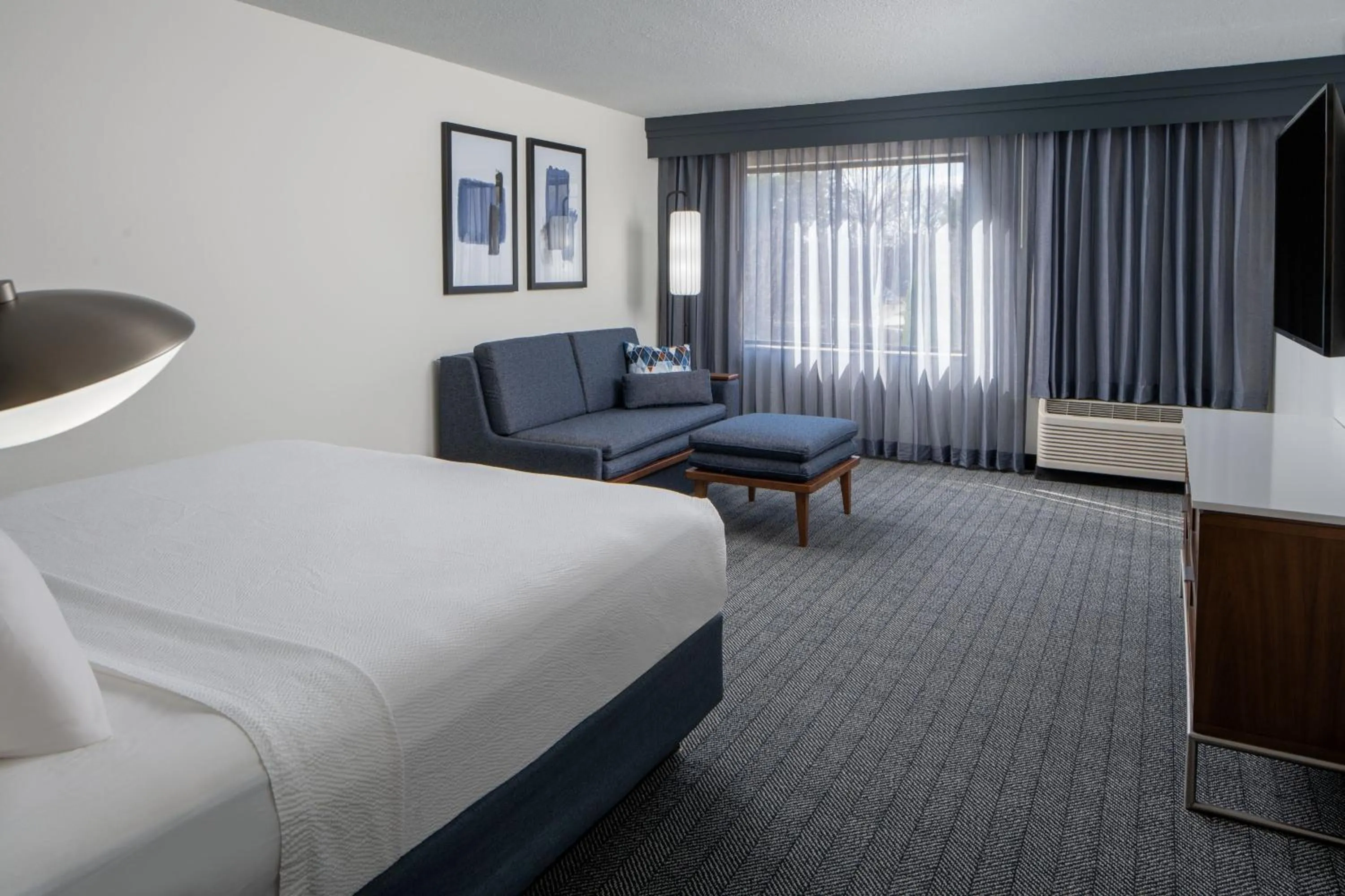 Photo of the whole room, Bed in Courtyard by Marriott Decatur