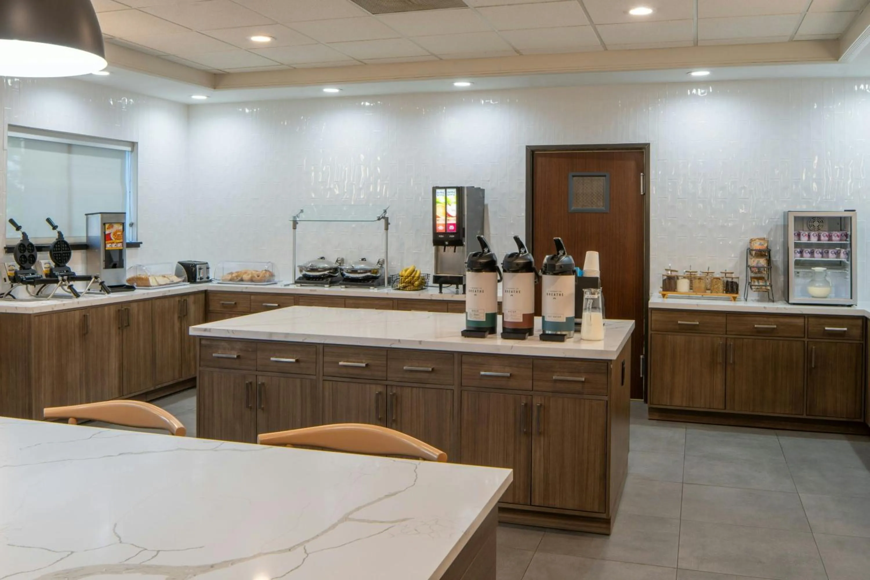 Breakfast in Fairfield Inn & Suites by Marriott Lafayette South