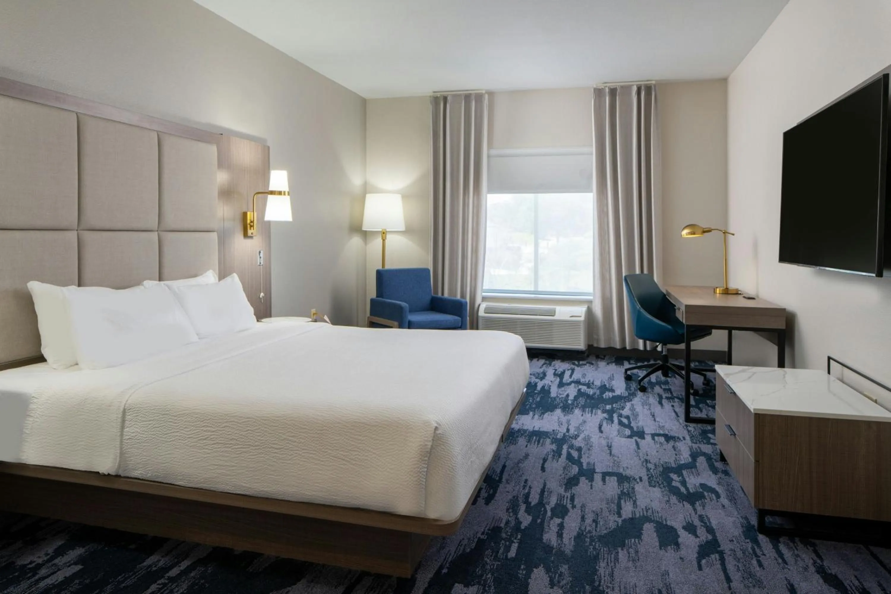 Photo of the whole room, Bed in Fairfield Inn & Suites by Marriott Lafayette South