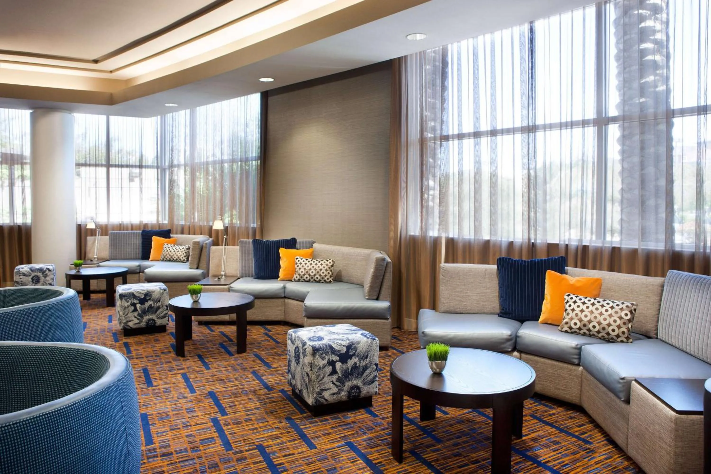 Communal lounge/ TV room in Sonesta Emeryville San Francisco Bay Bridge