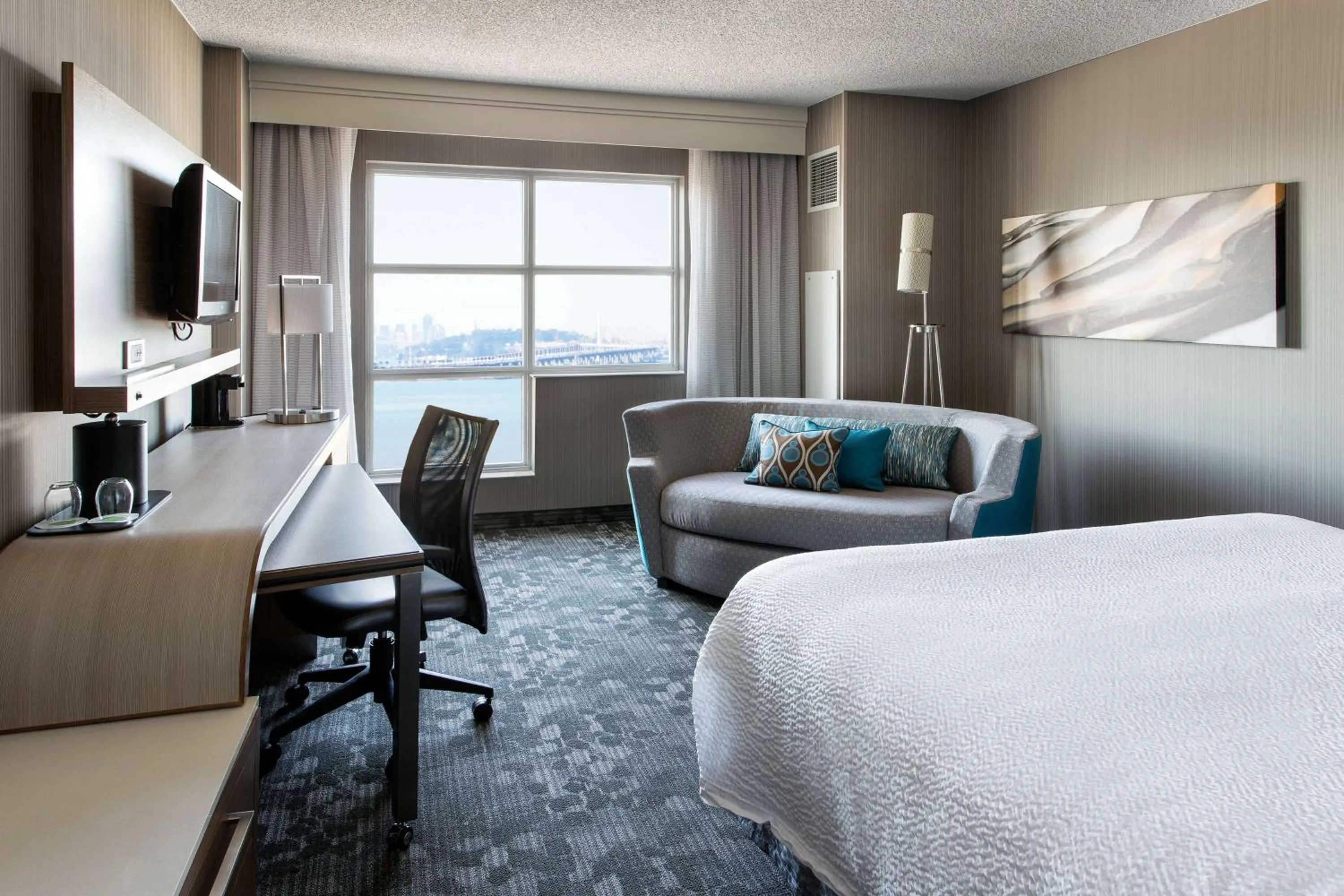 Photo of the whole room, Bed in Sonesta Emeryville San Francisco Bay Bridge