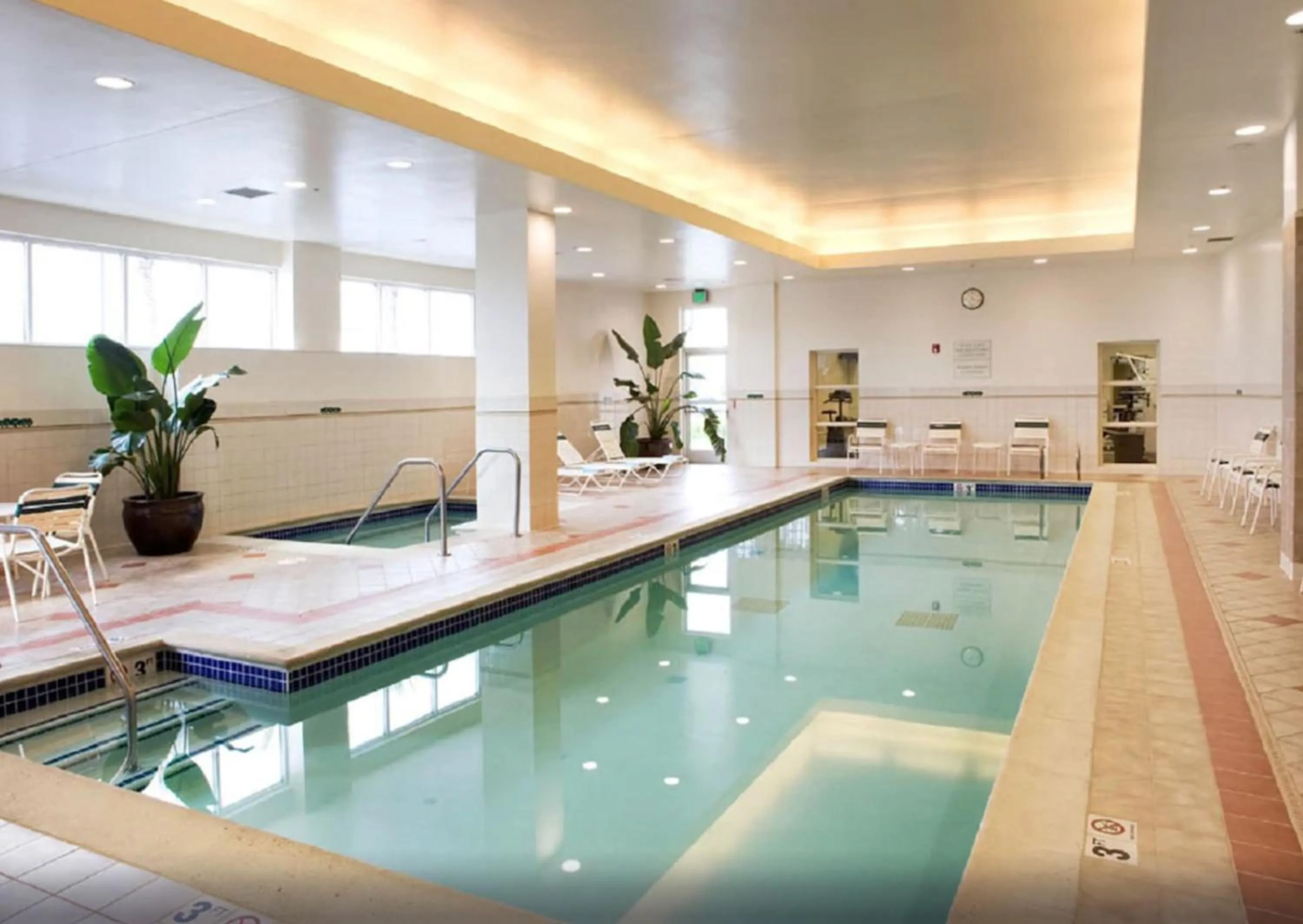 Swimming pool in Sonesta Emeryville San Francisco Bay Bridge