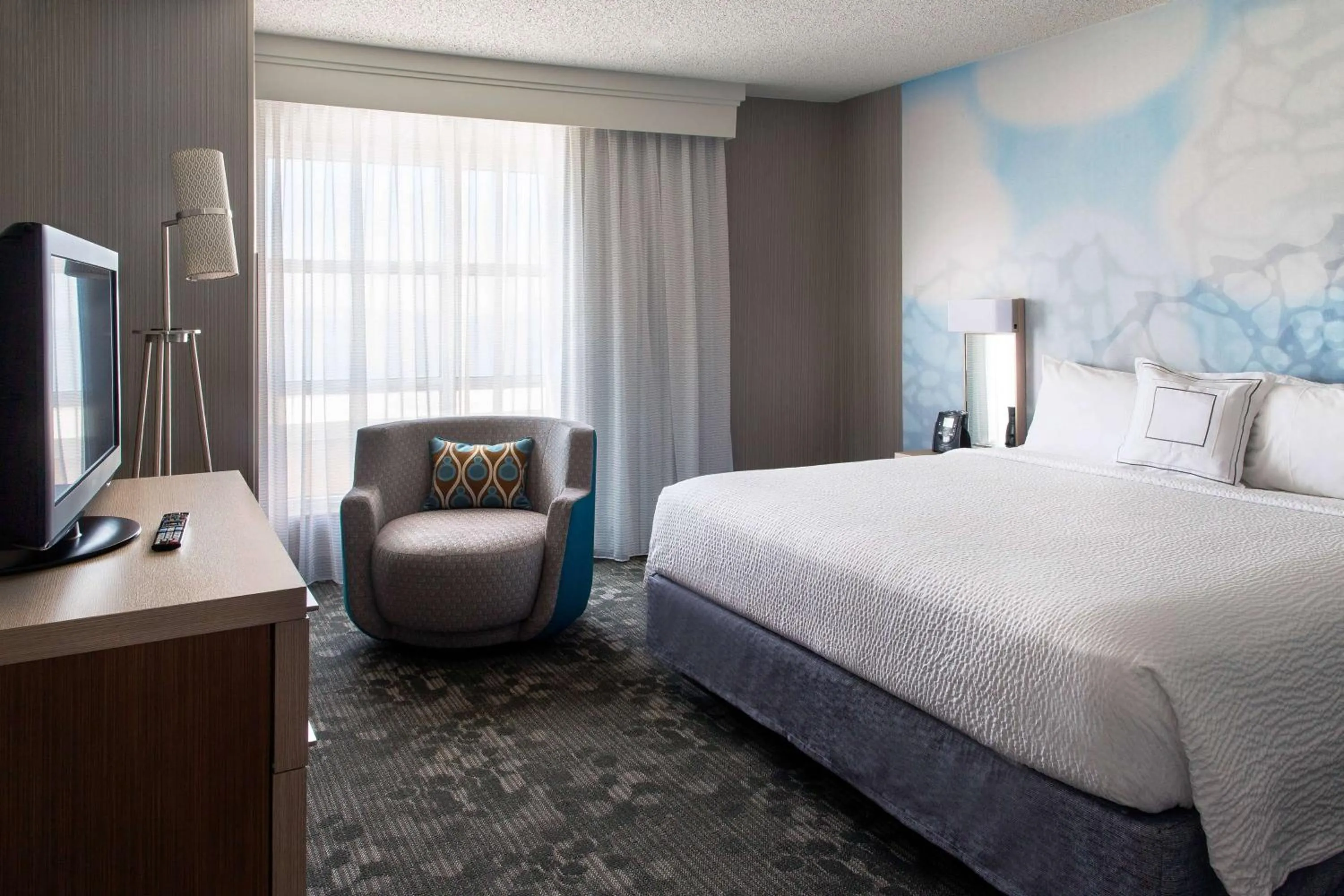 Photo of the whole room, Bed in Sonesta Emeryville San Francisco Bay Bridge
