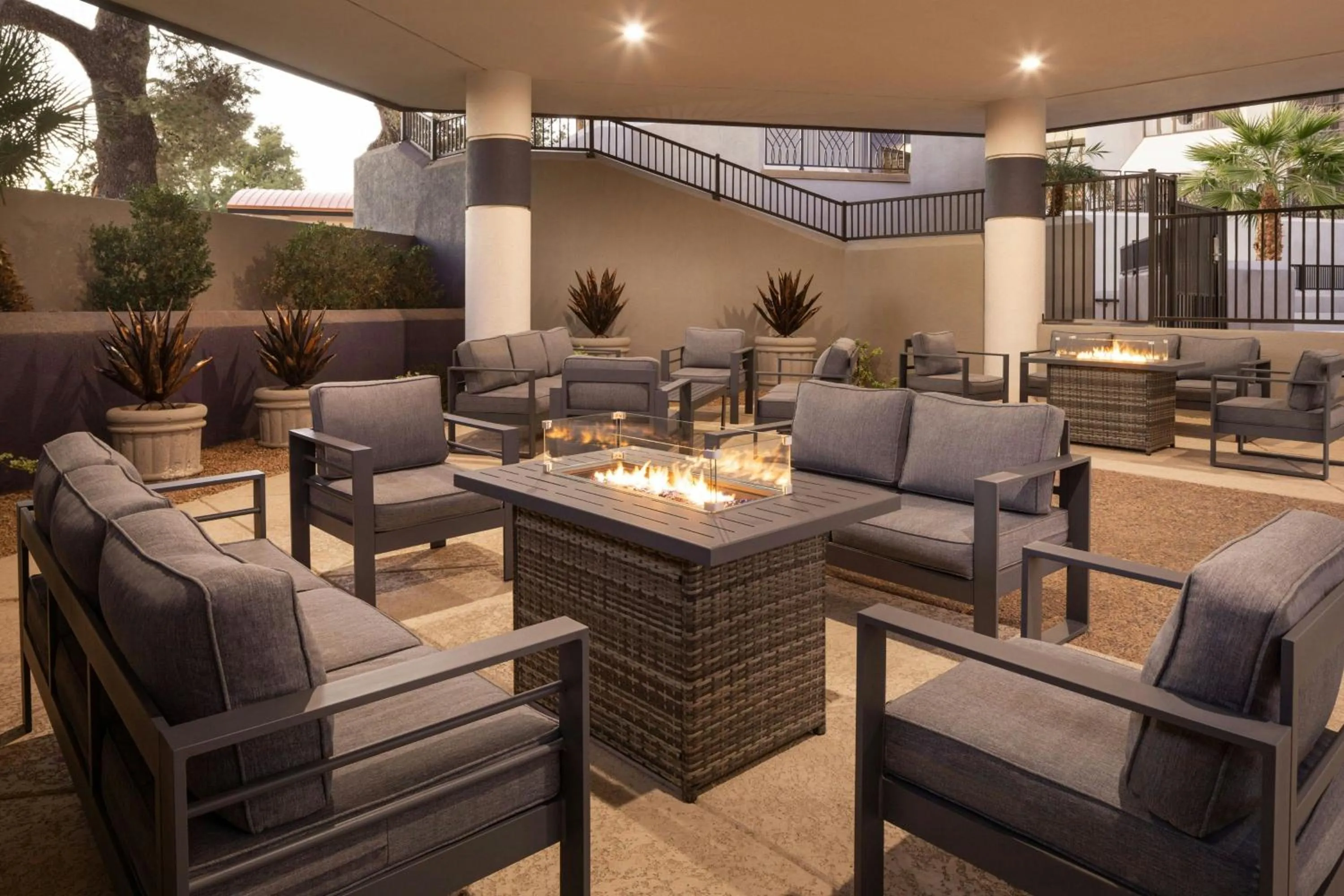 Swimming pool in Delta Hotels by Marriott Phoenix Mesa