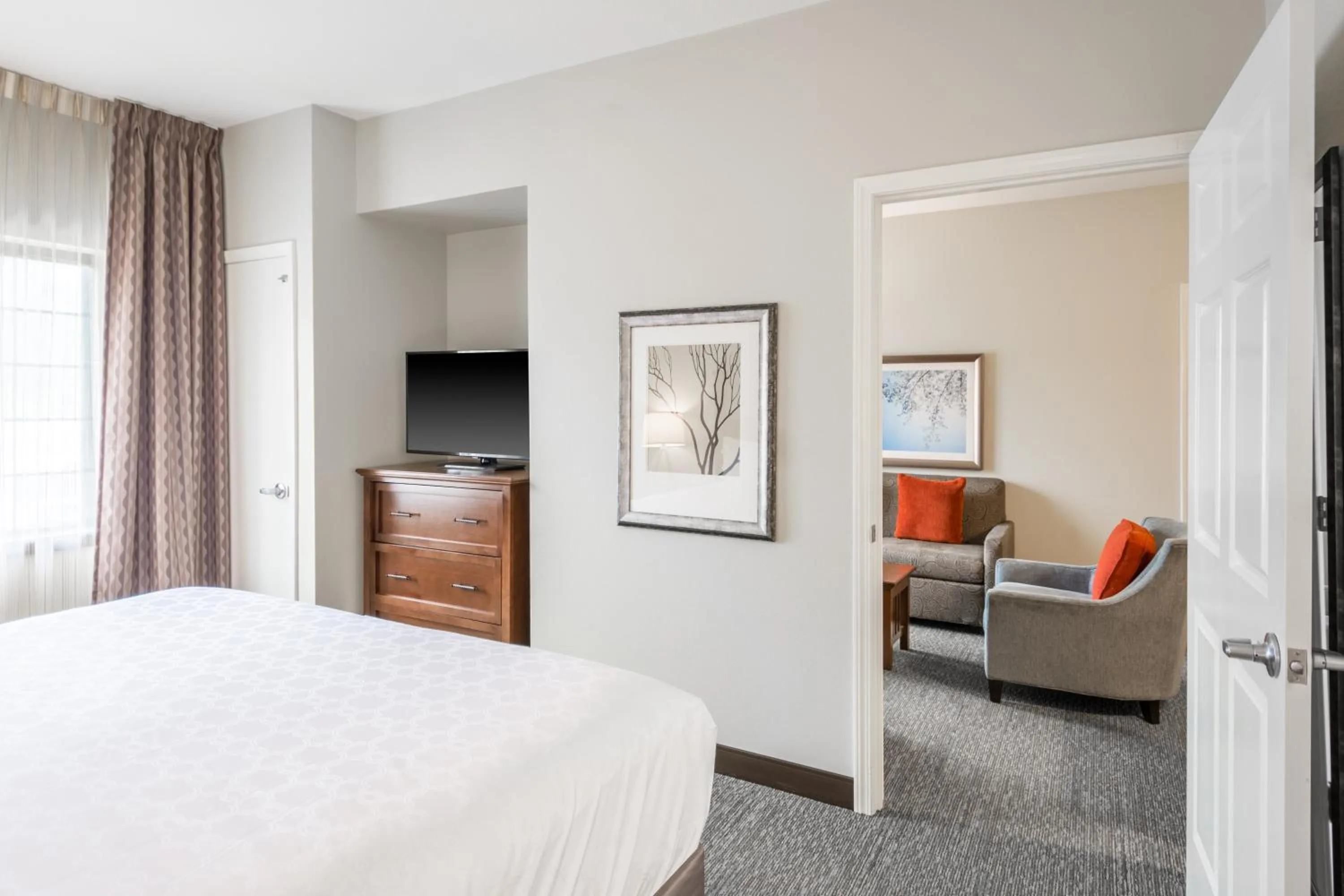 Photo of the whole room, Bed in Staybridge Suites - Kansas City-Independence by IHG