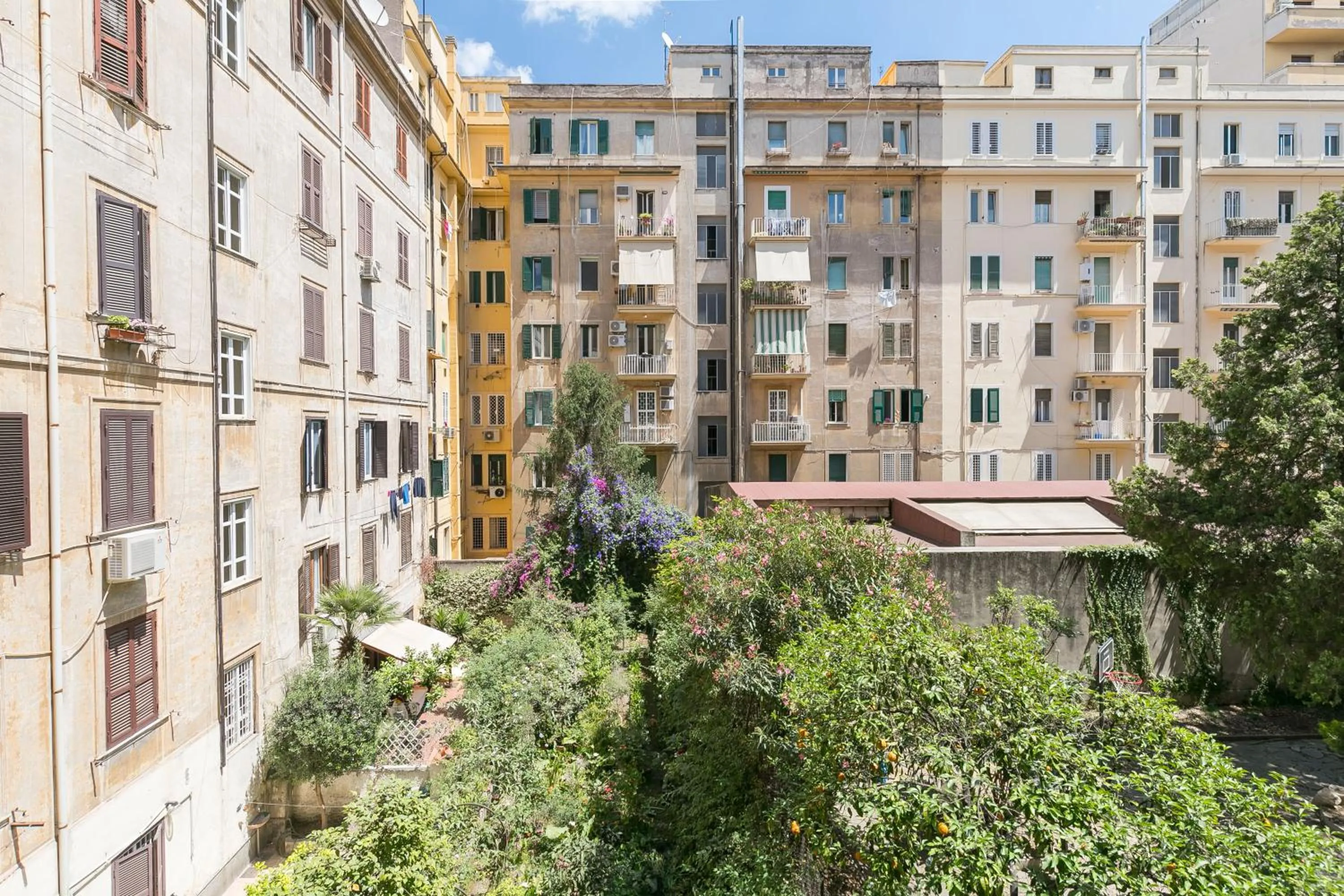 Inner courtyard view in Queen Meg Roma