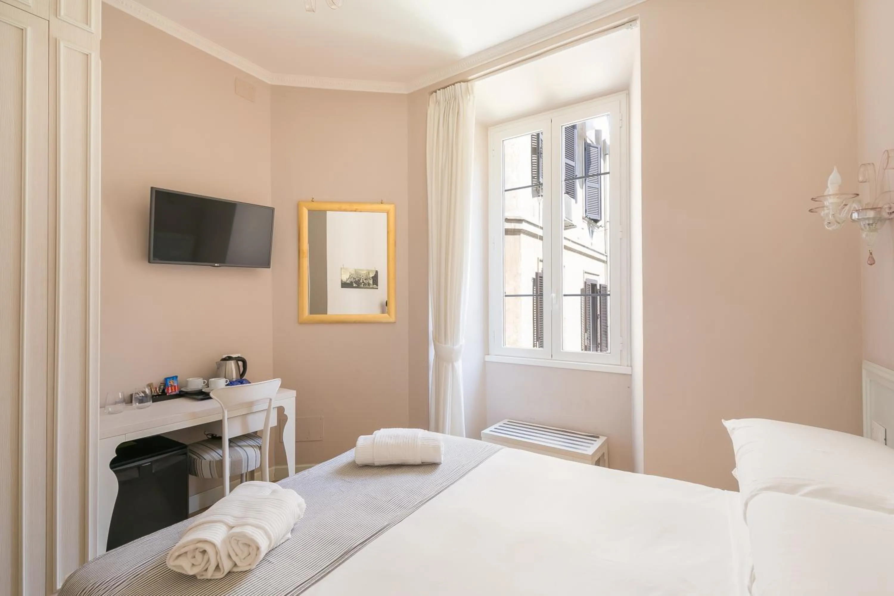 Bed in Queen Meg Roma