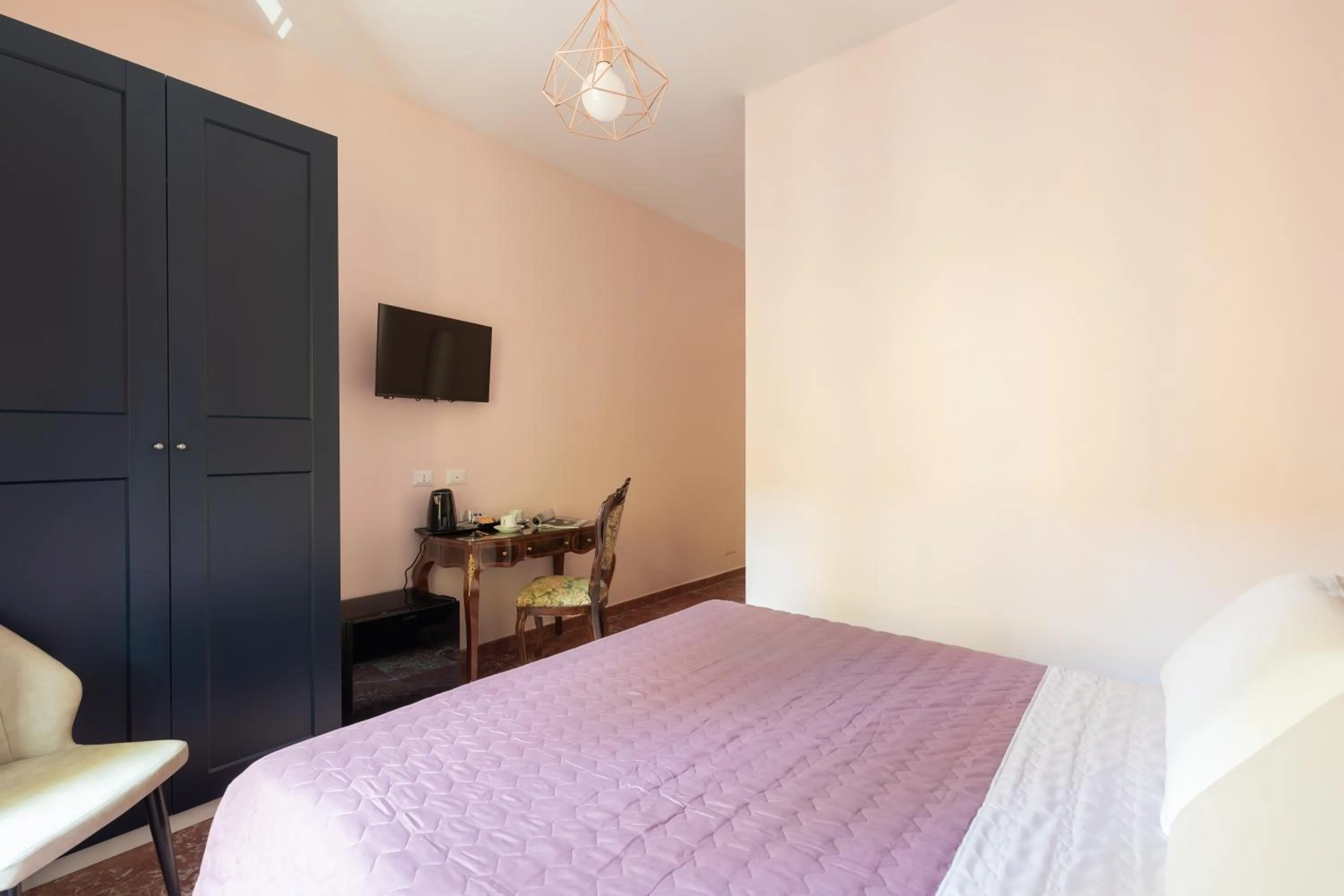 Bed in Queen Meg Roma