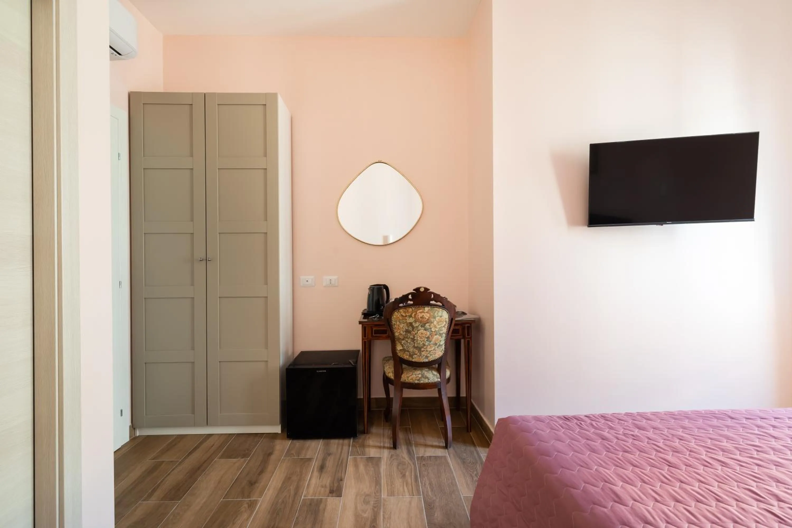 Bed in Queen Meg Roma