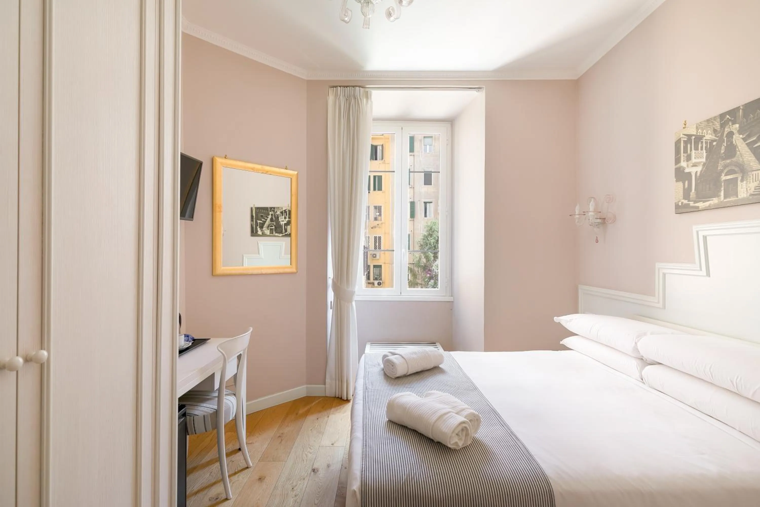 Bed in Queen Meg Roma