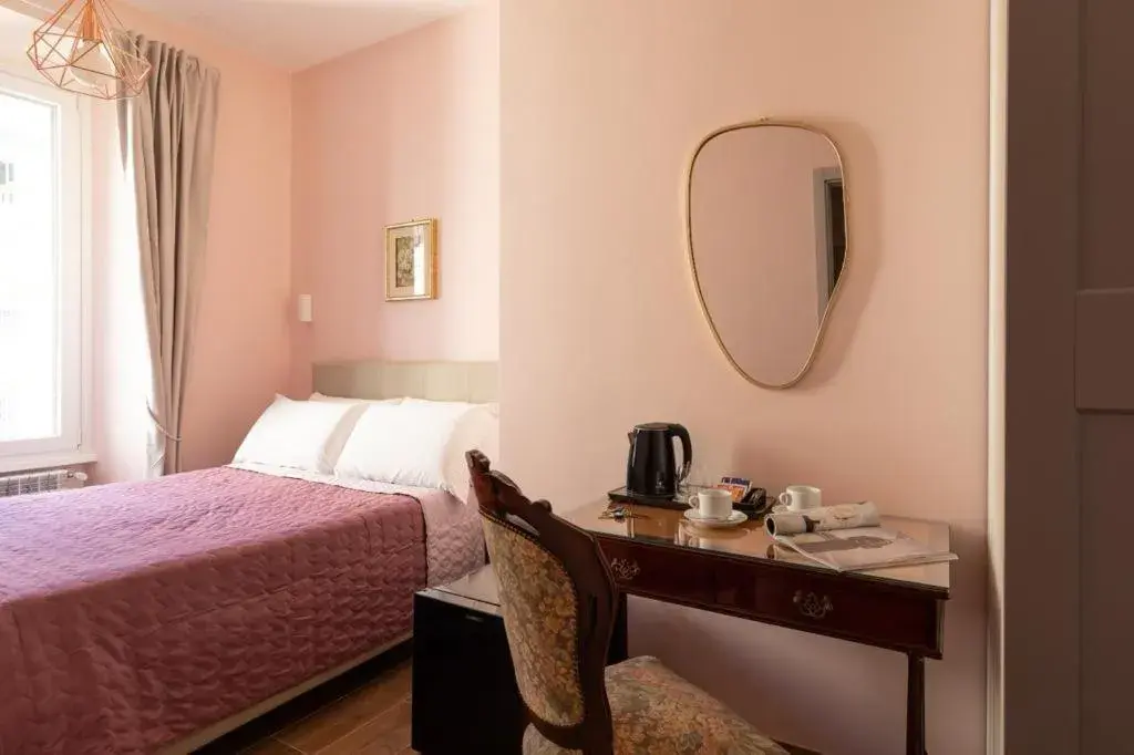 Large Double Room in Queen Meg Roma Large Double Room in Queen Meg Roma