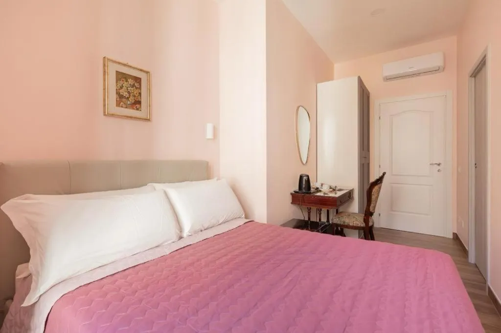 Bed in Queen Meg Roma