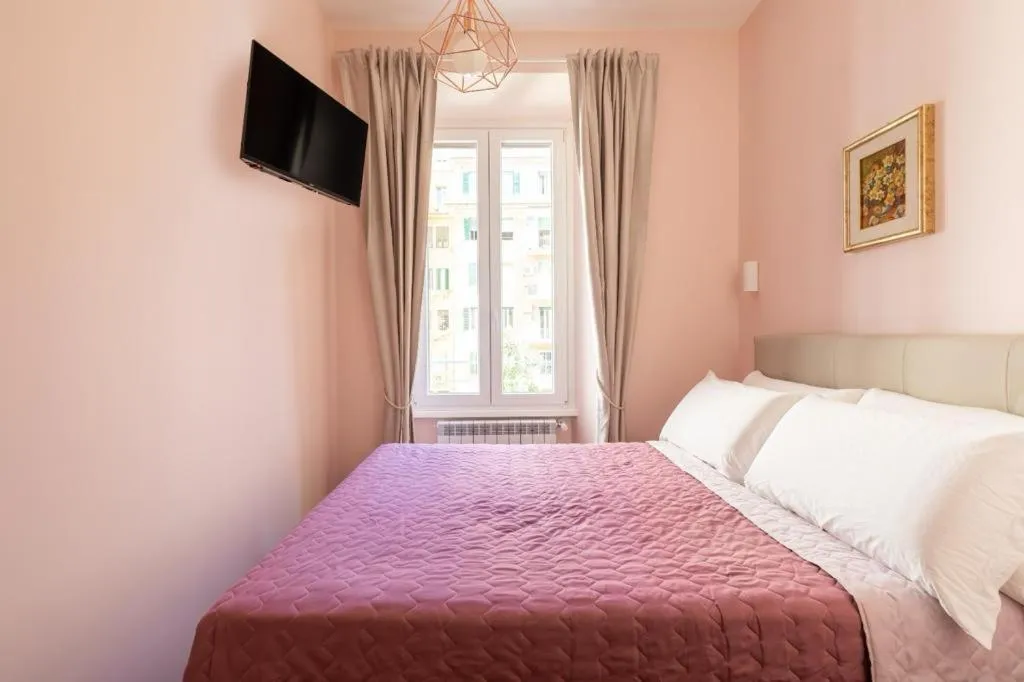 Bed in Queen Meg Roma