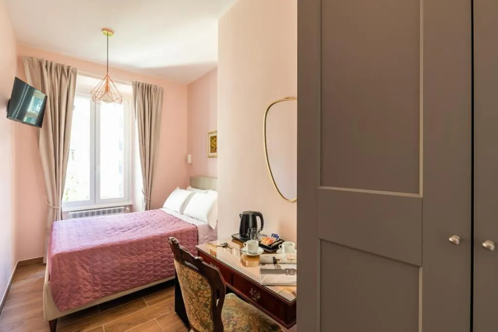 Bed in Queen Meg Roma