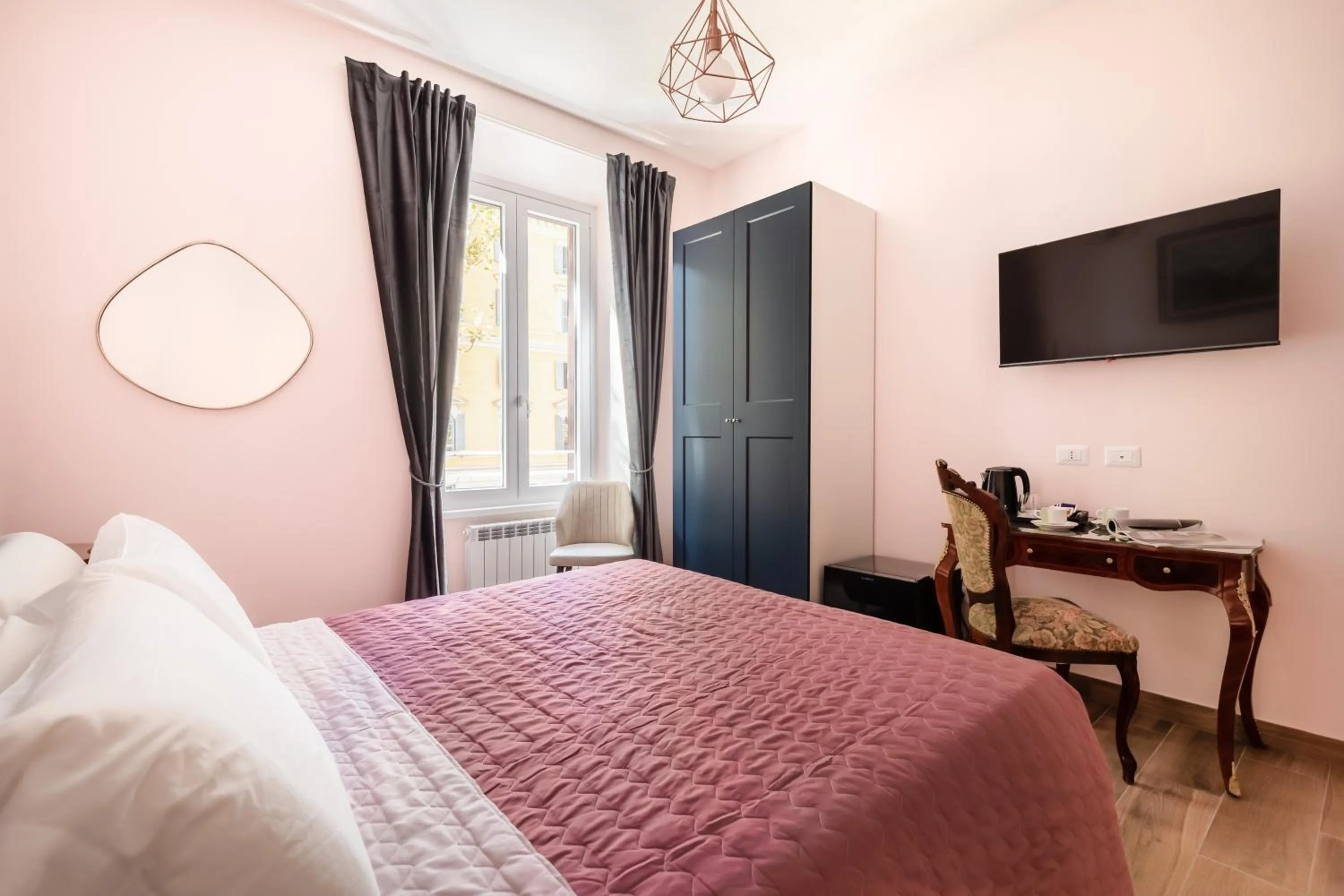 Bed in Queen Meg Roma