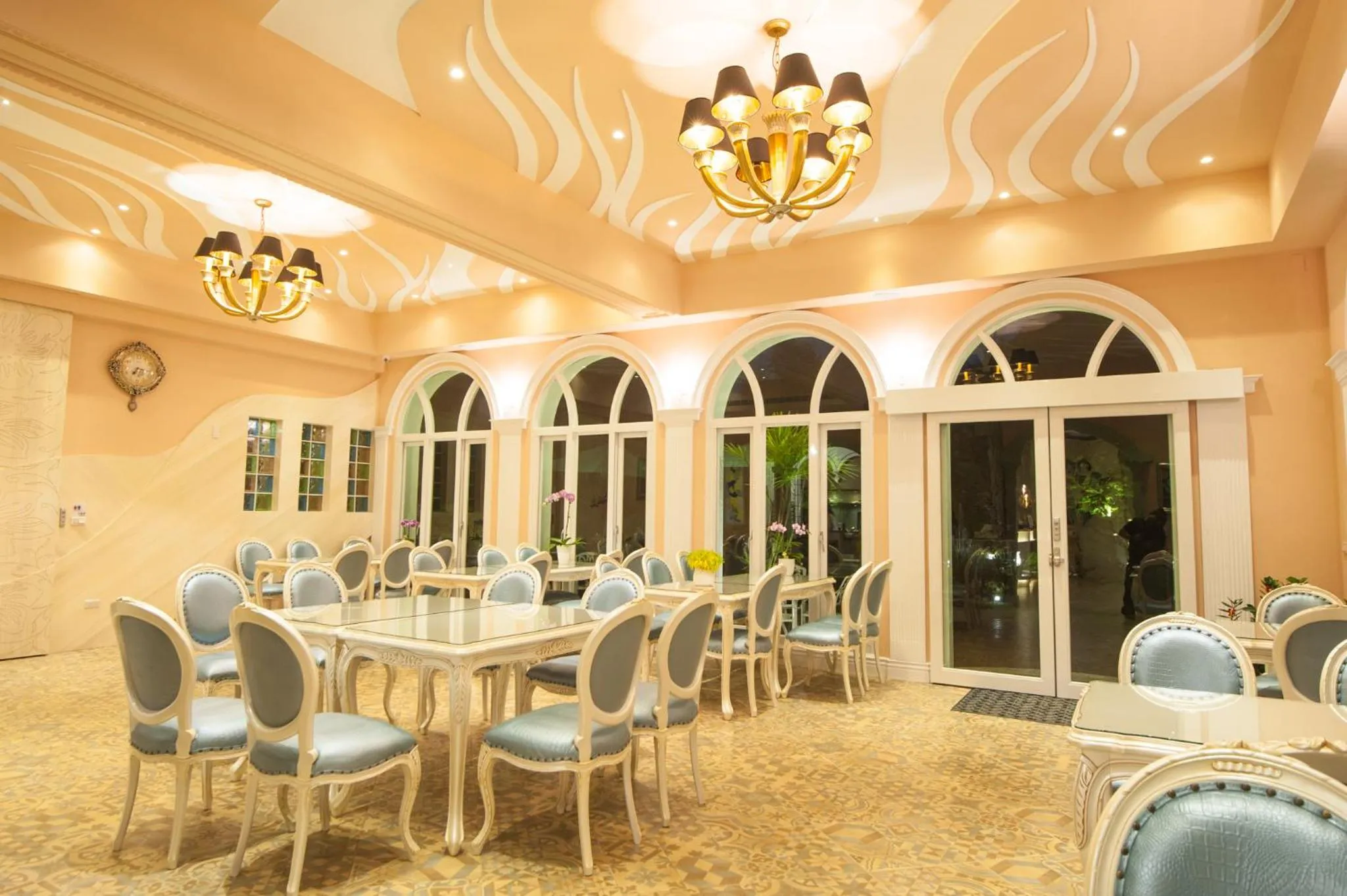 Restaurant/Places to Eat in Saint Paul Villa