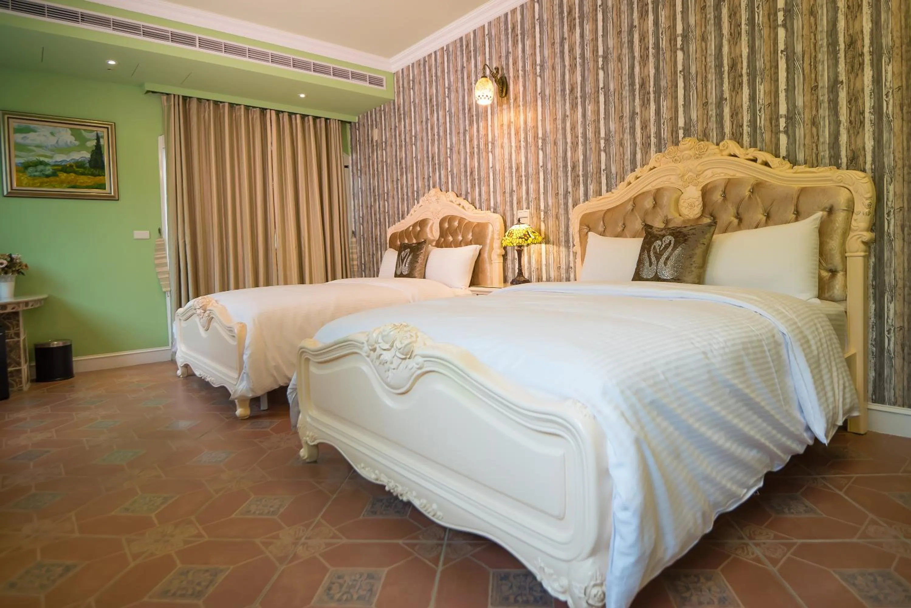 Bed in Saint Paul Villa