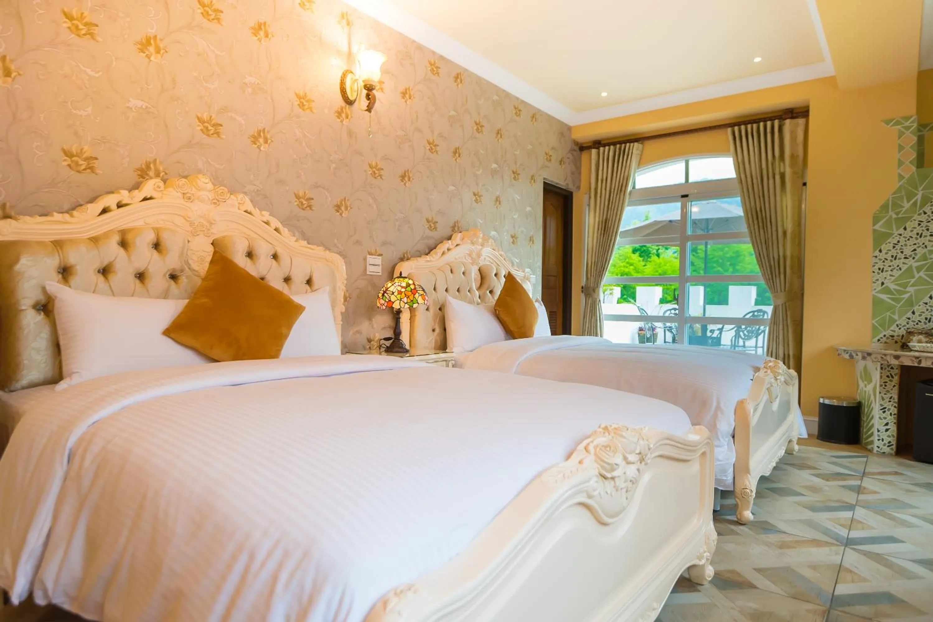 Bed in Saint Paul Villa