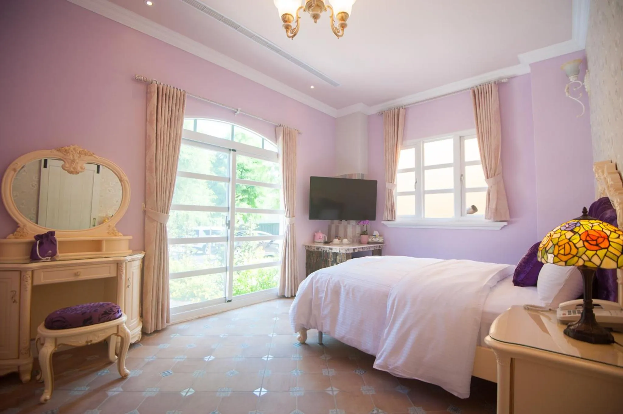 Staff, Room Photo in Saint Paul Villa