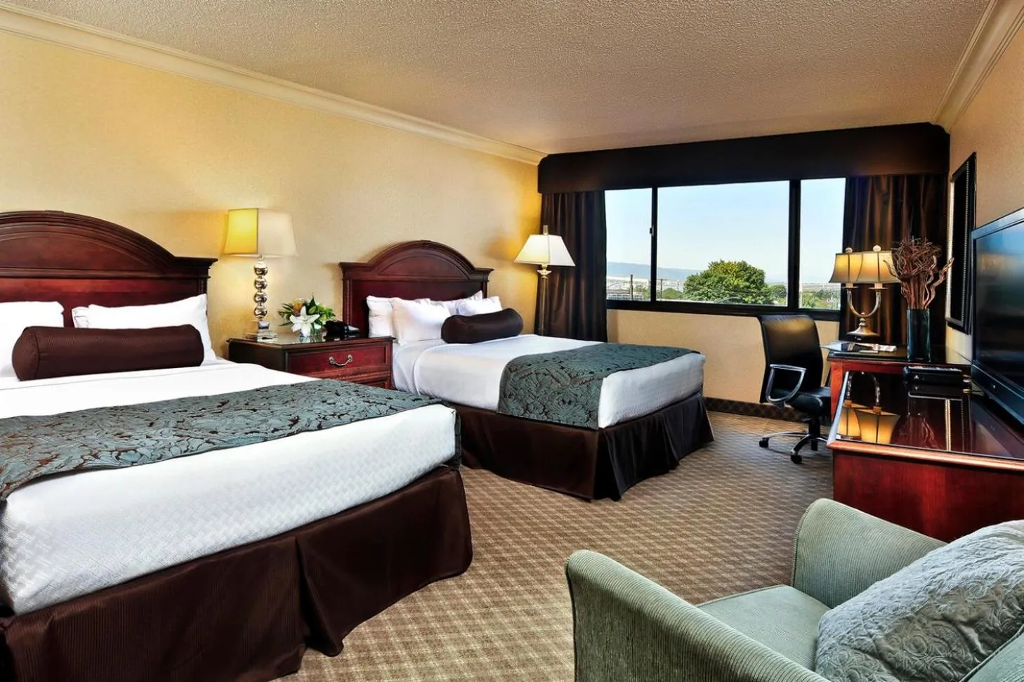 Photo of the whole room, Bed in Crowne Plaza Hotel Portland-Downtown Convention Center by IHG