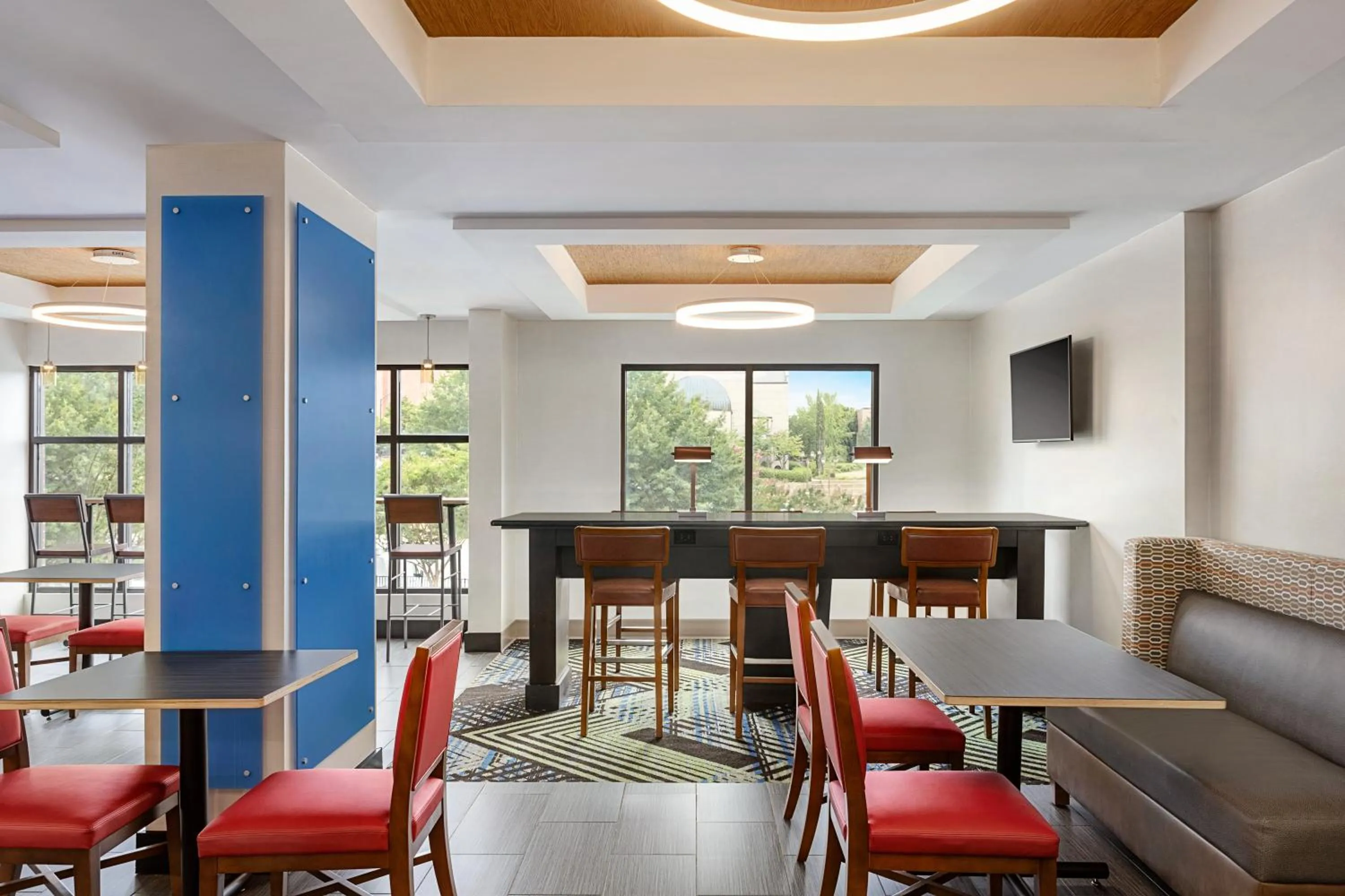 Dining area in Holiday Inn Express & Suites Greenville-Downtown by IHG