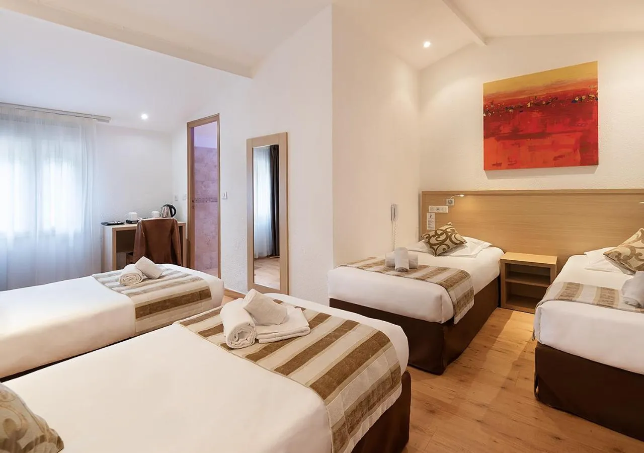 Photo of the whole room, Bed in Holzer II