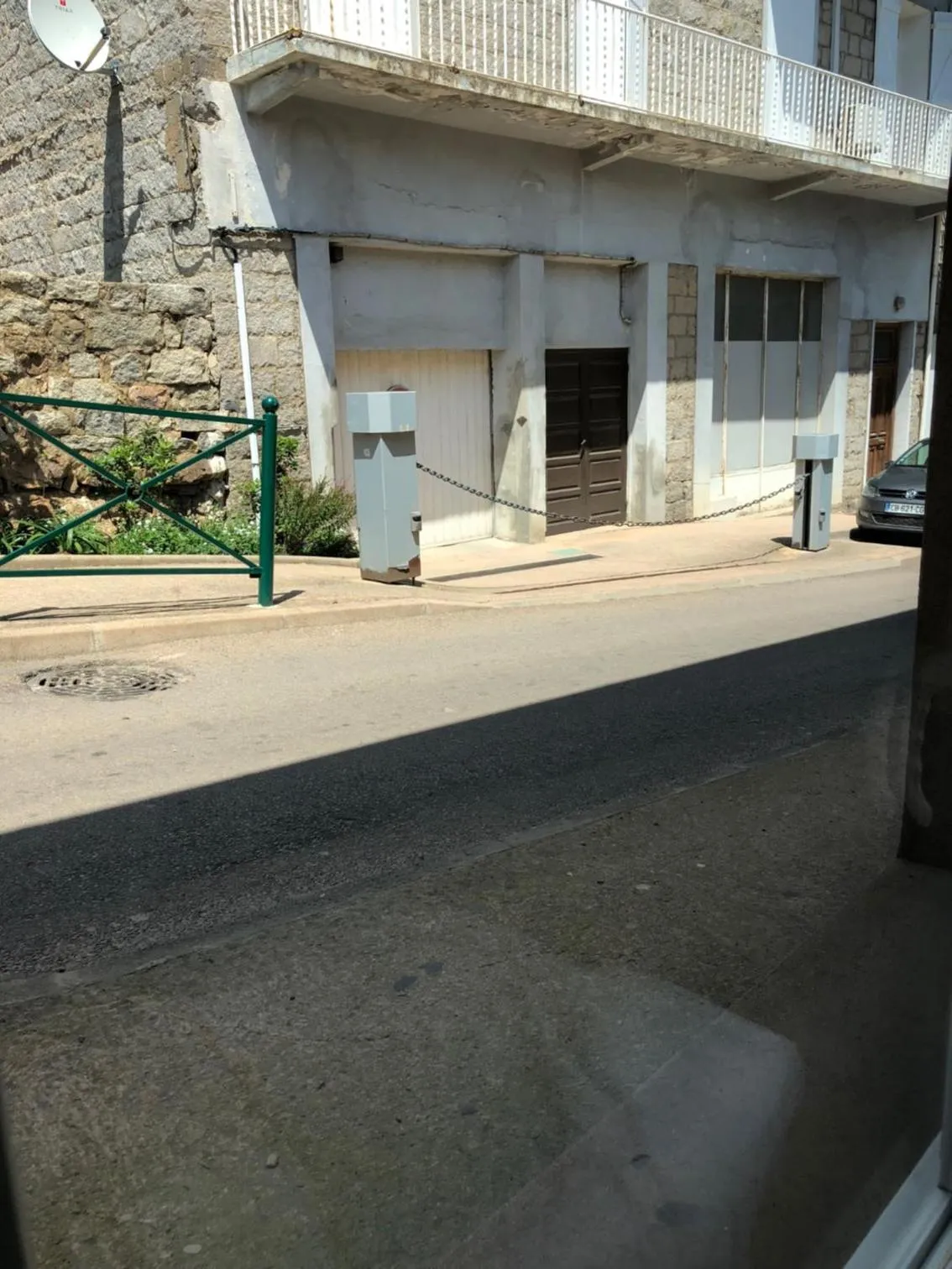 Photo of the whole room in Holzer II