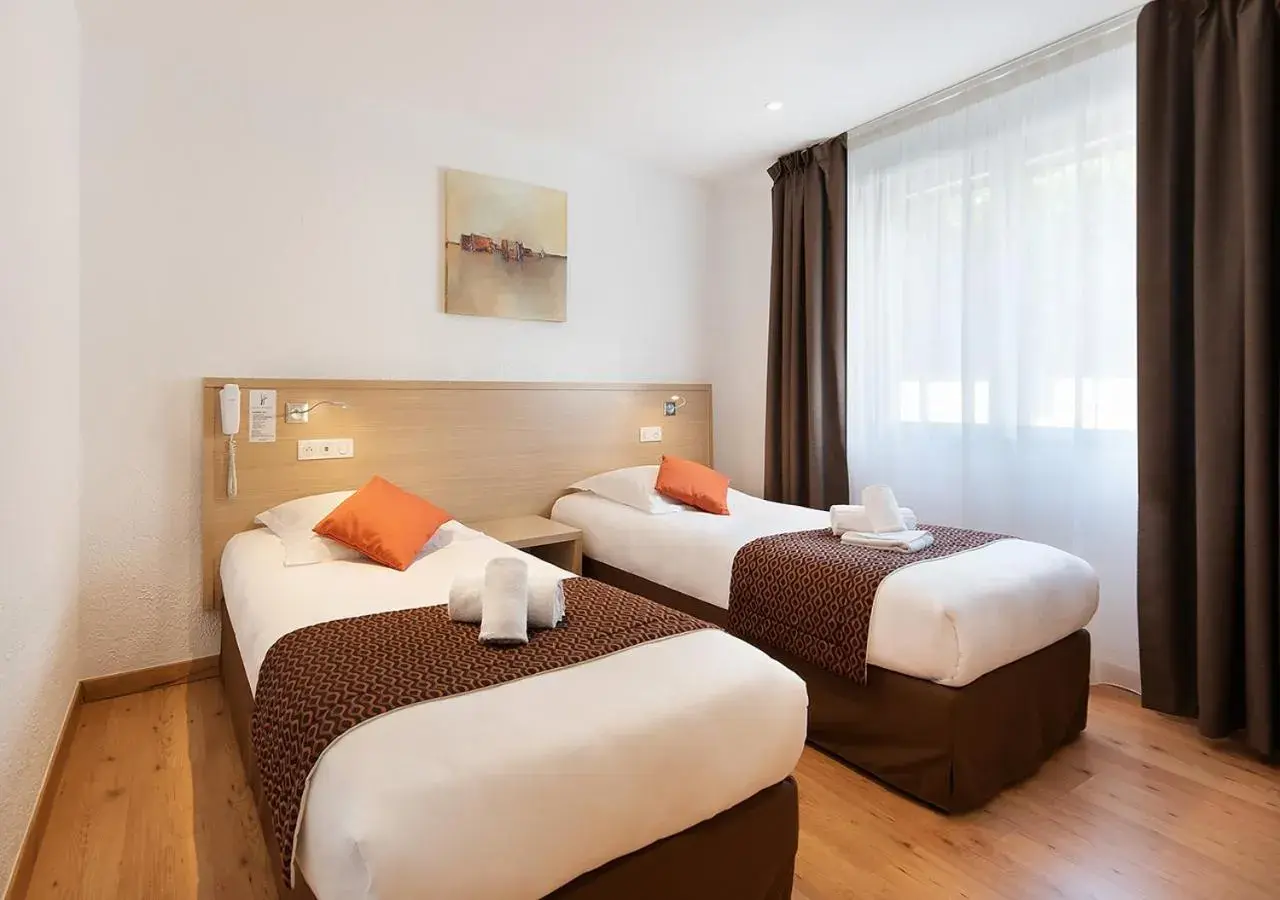 Economy Twin Room - Street Level in Holzer II Economy Twin Room - Street Level in Holzer II