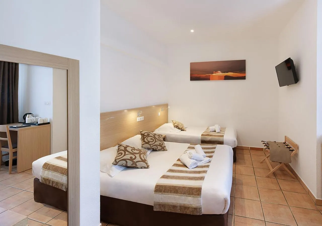 Photo of the whole room, Bed in Holzer II