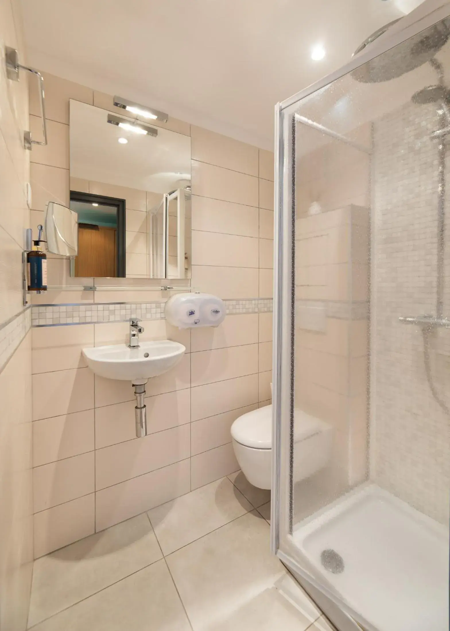 Business Double Room with Gym Access in Holzer II Business Double Room with Gym Access in Holzer II