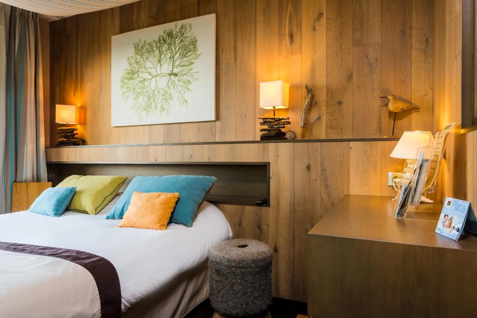 Bed in Logis Hôtel Le Calluna Restaurant La Flottille