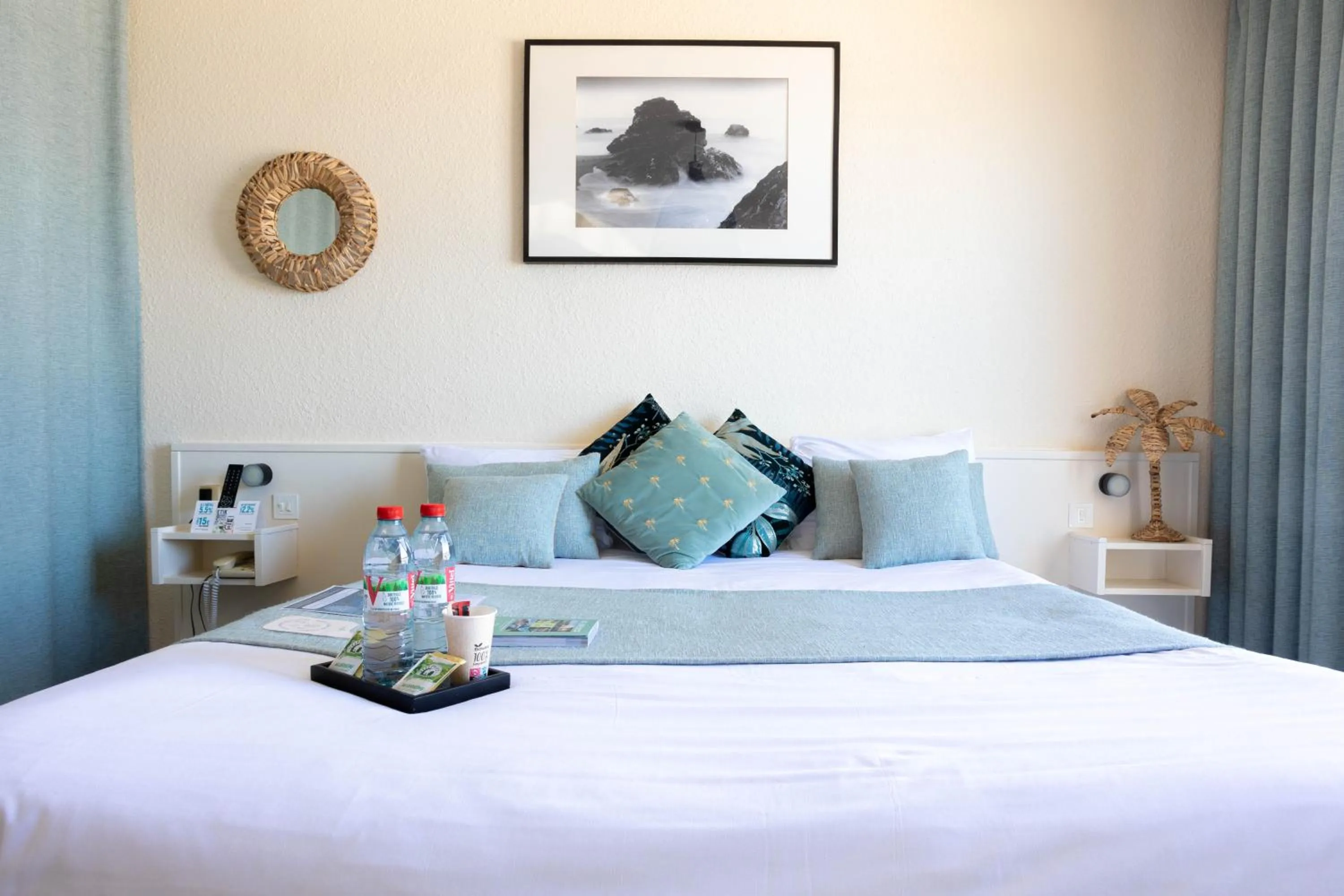 Bed in Logis Hôtel Le Calluna Restaurant La Flottille