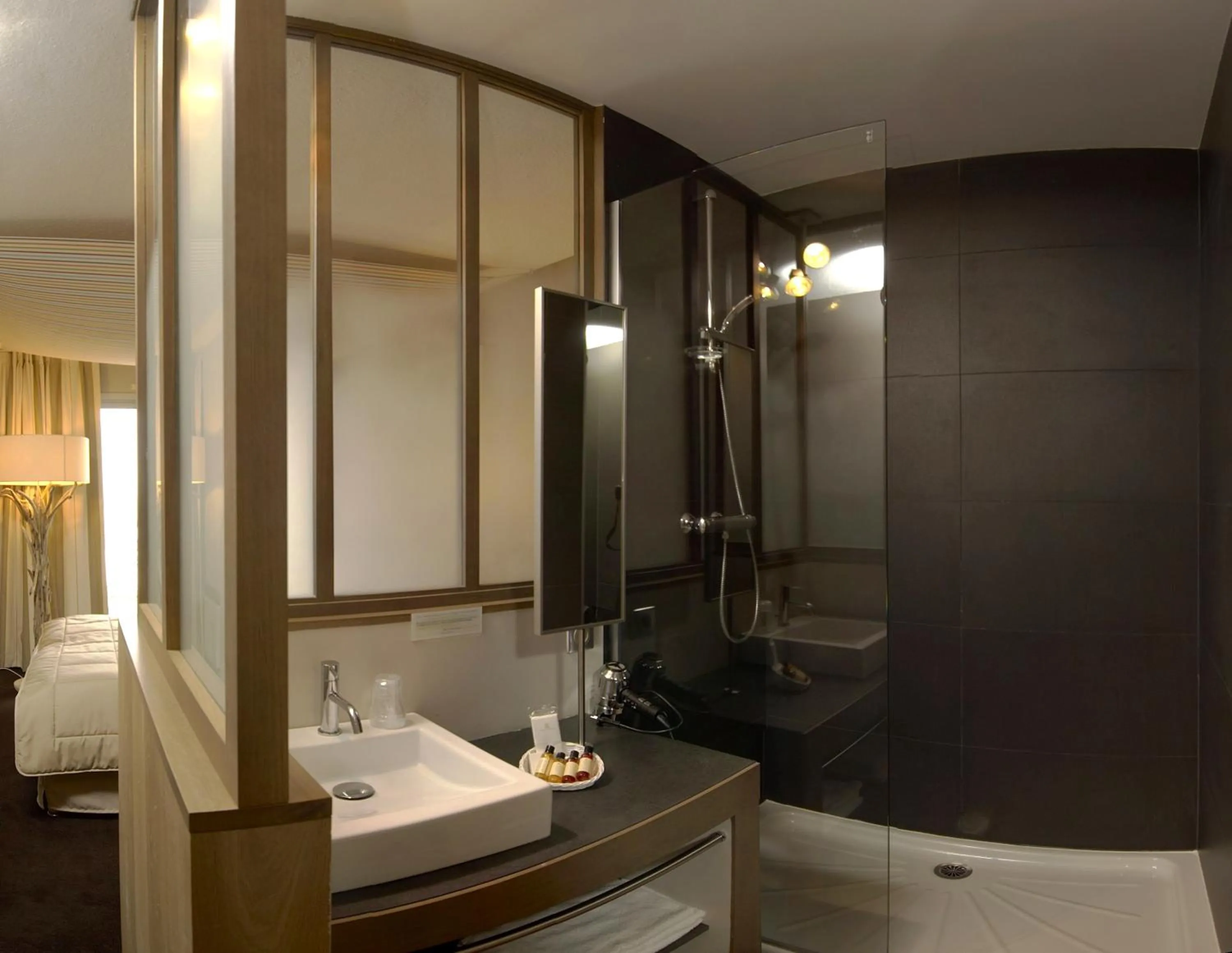 Bathroom, Bed in Logis Hôtel Le Calluna Restaurant La Flottille