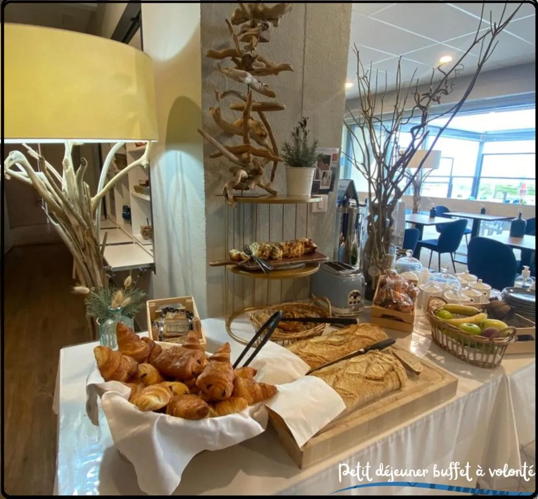 Food and drinks in Logis Hôtel Le Calluna Restaurant La Flottille