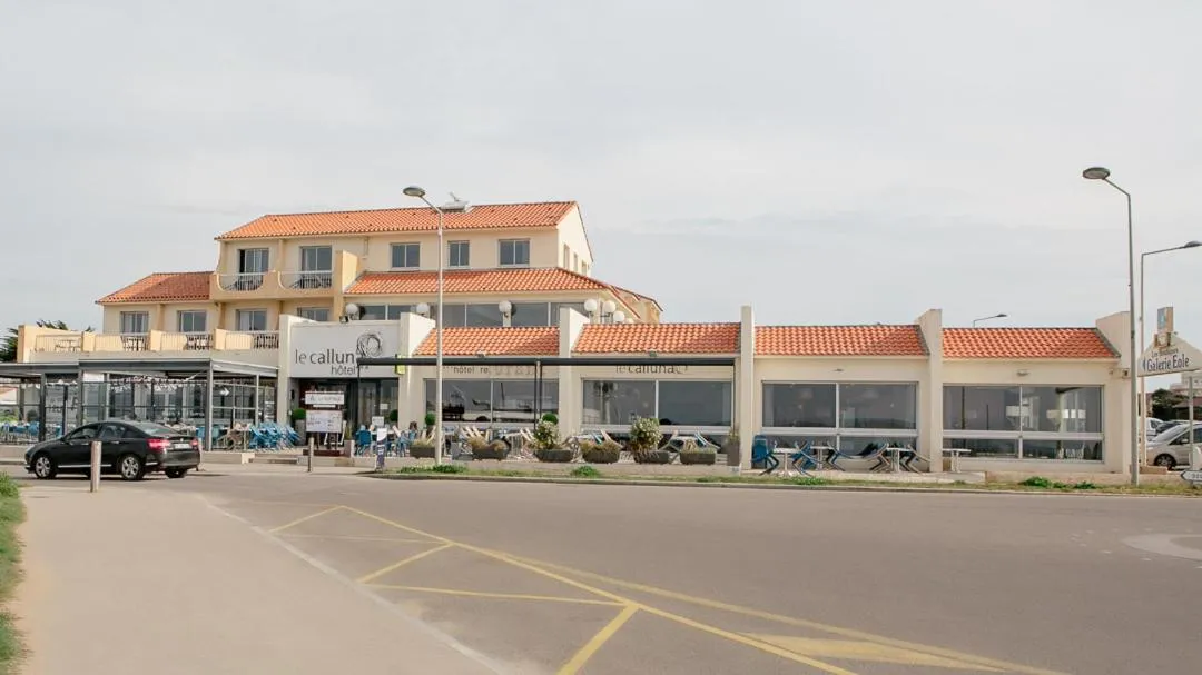 Property building in Logis Hôtel Le Calluna Restaurant La Flottille