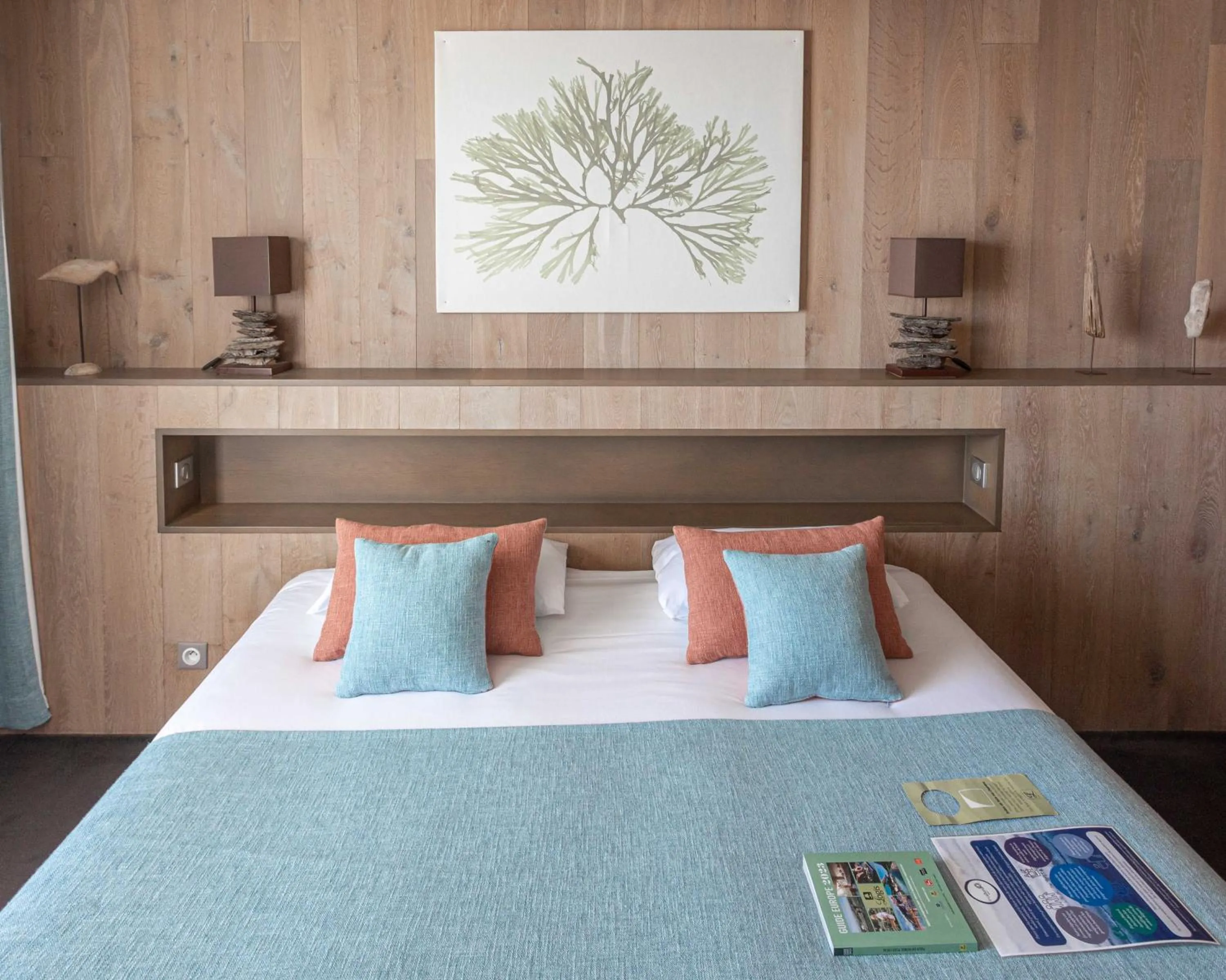 Bed in Logis Hôtel Le Calluna Restaurant La Flottille