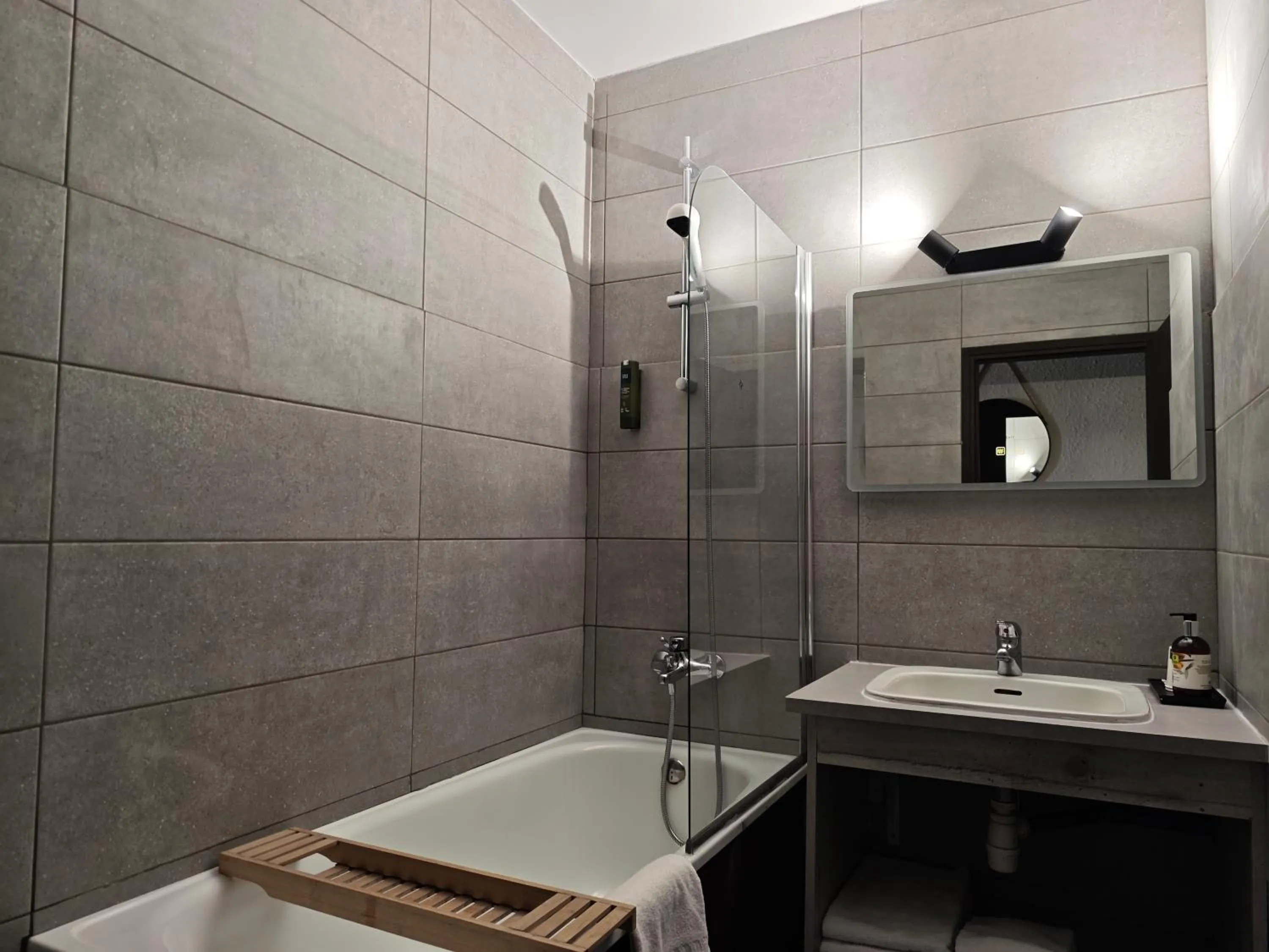 Bathroom in Logis Hôtel Le Calluna Restaurant La Flottille