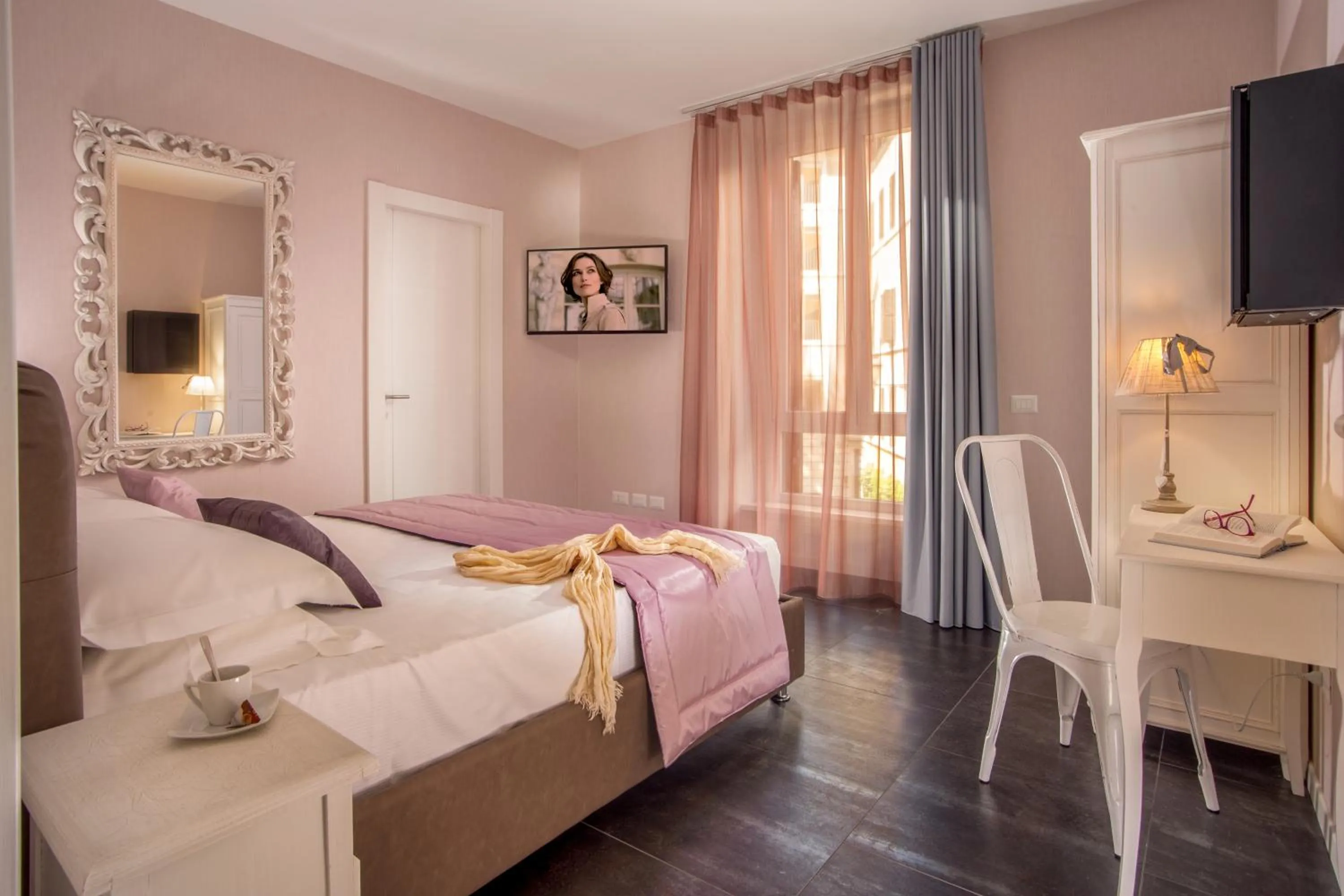 Photo of the whole room, Bed in Rome Visits