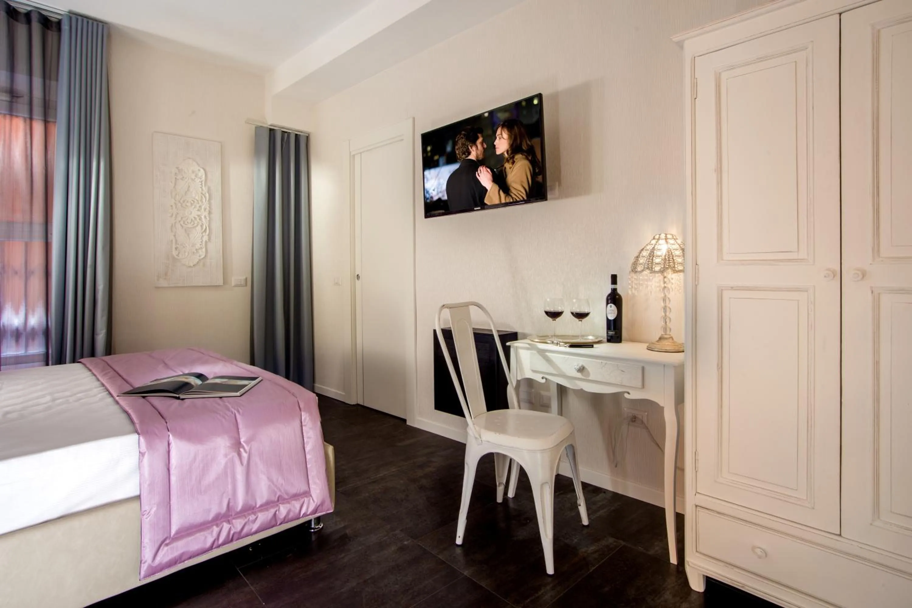 Photo of the whole room, Bed in Rome Visits