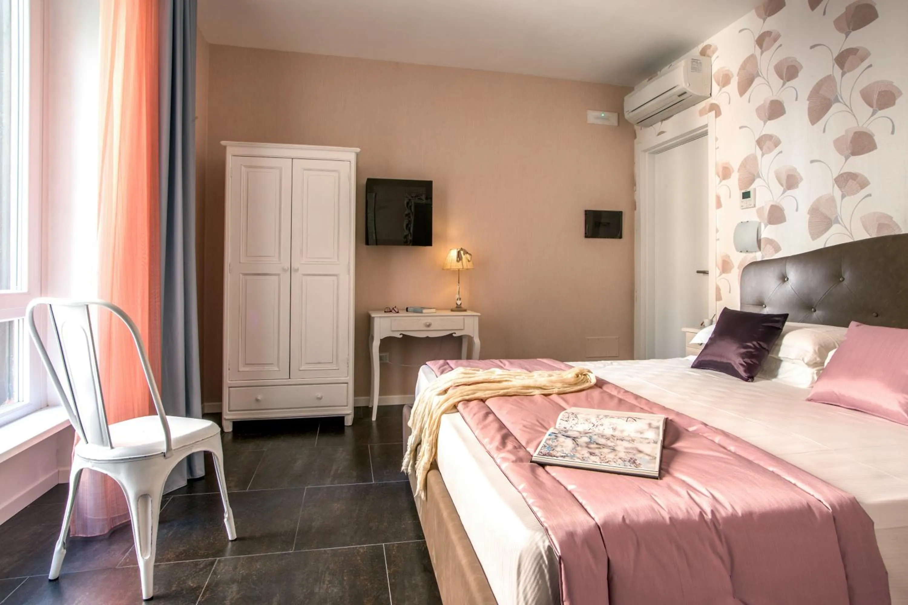 Photo of the whole room, Bed in Rome Visits