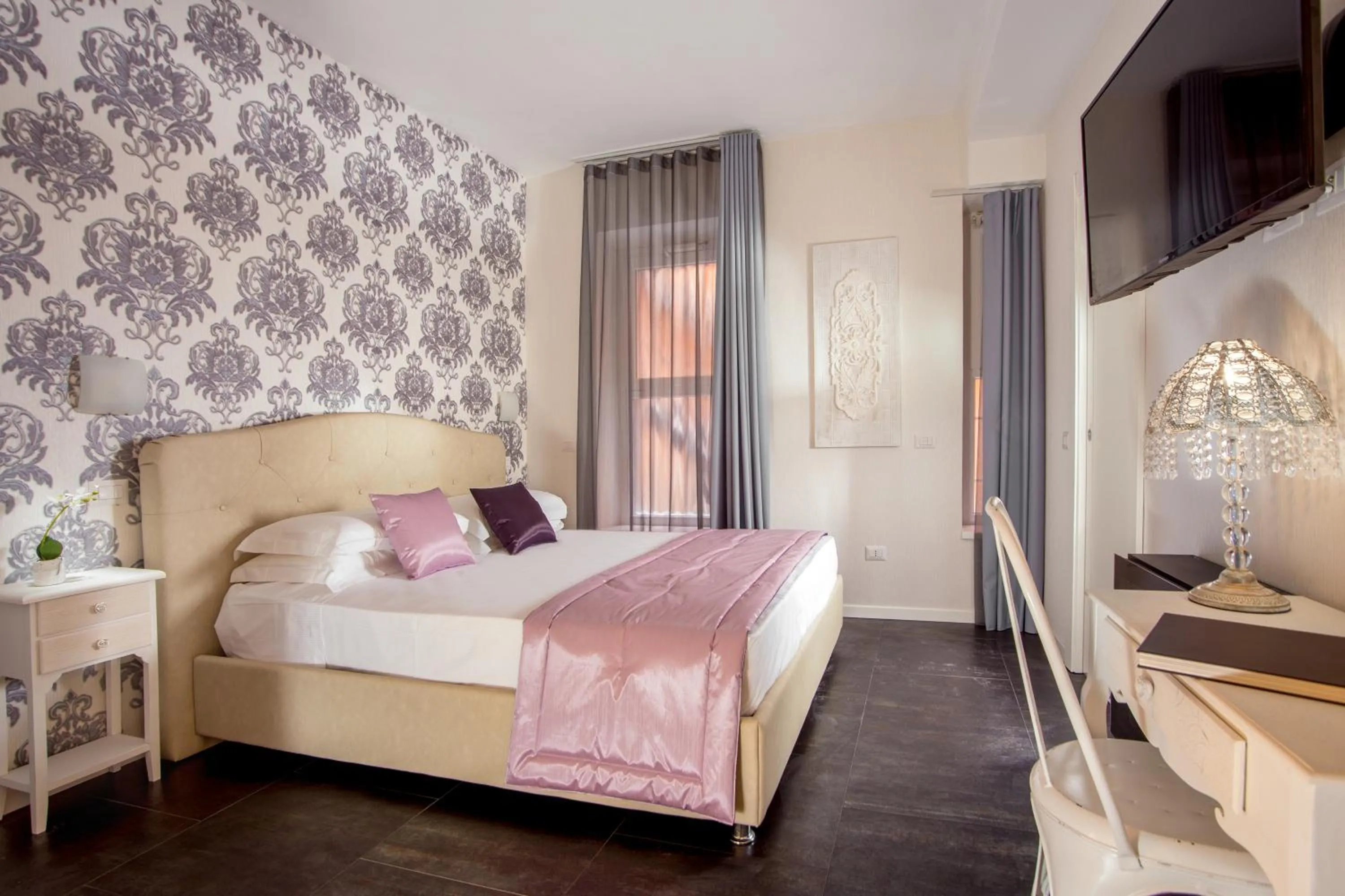 Photo of the whole room, Bed in Rome Visits