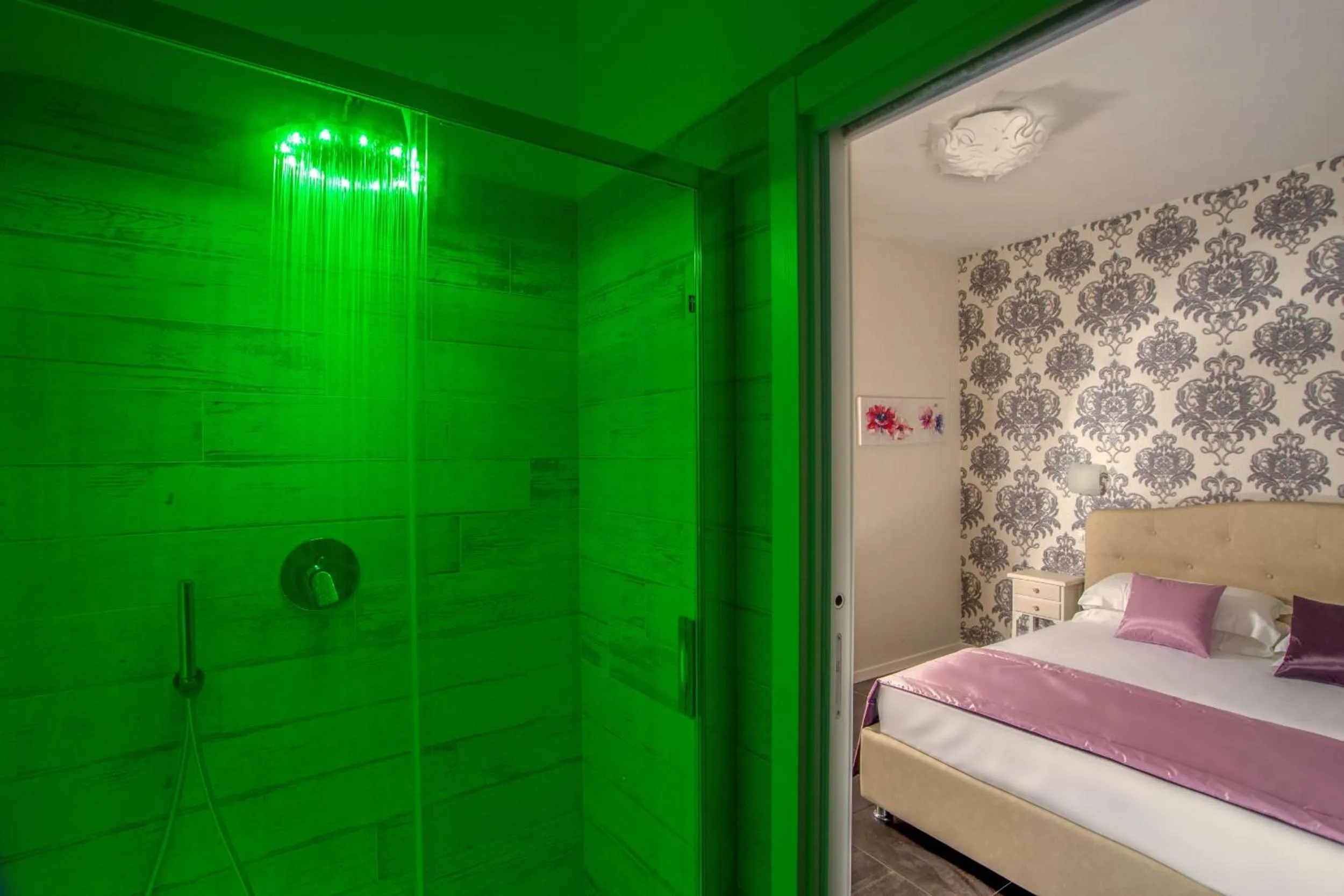 Shower, Bed in Rome Visits