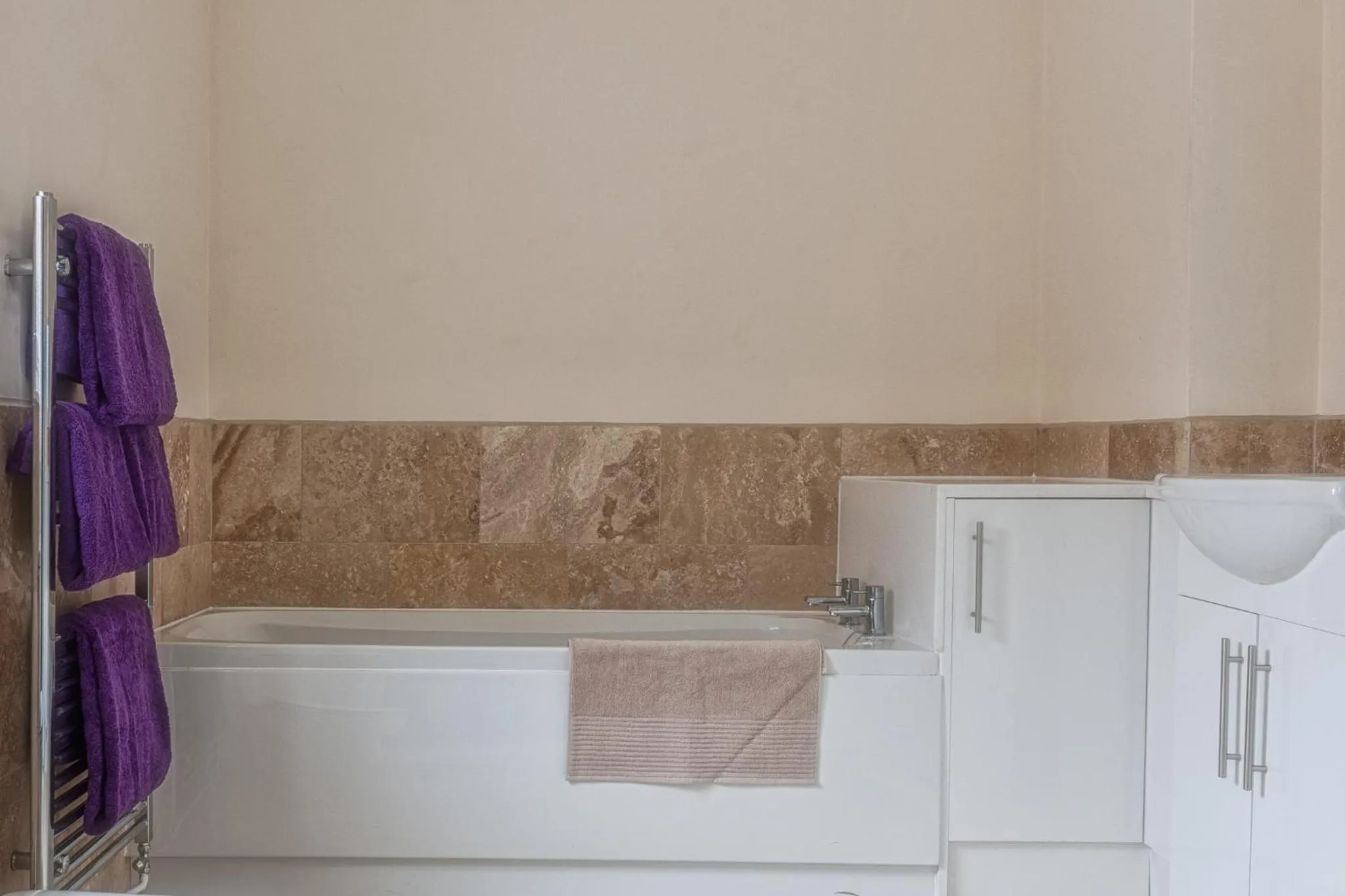 Hot Tub in Town Centre Apartment Perfect Location with on-street parking